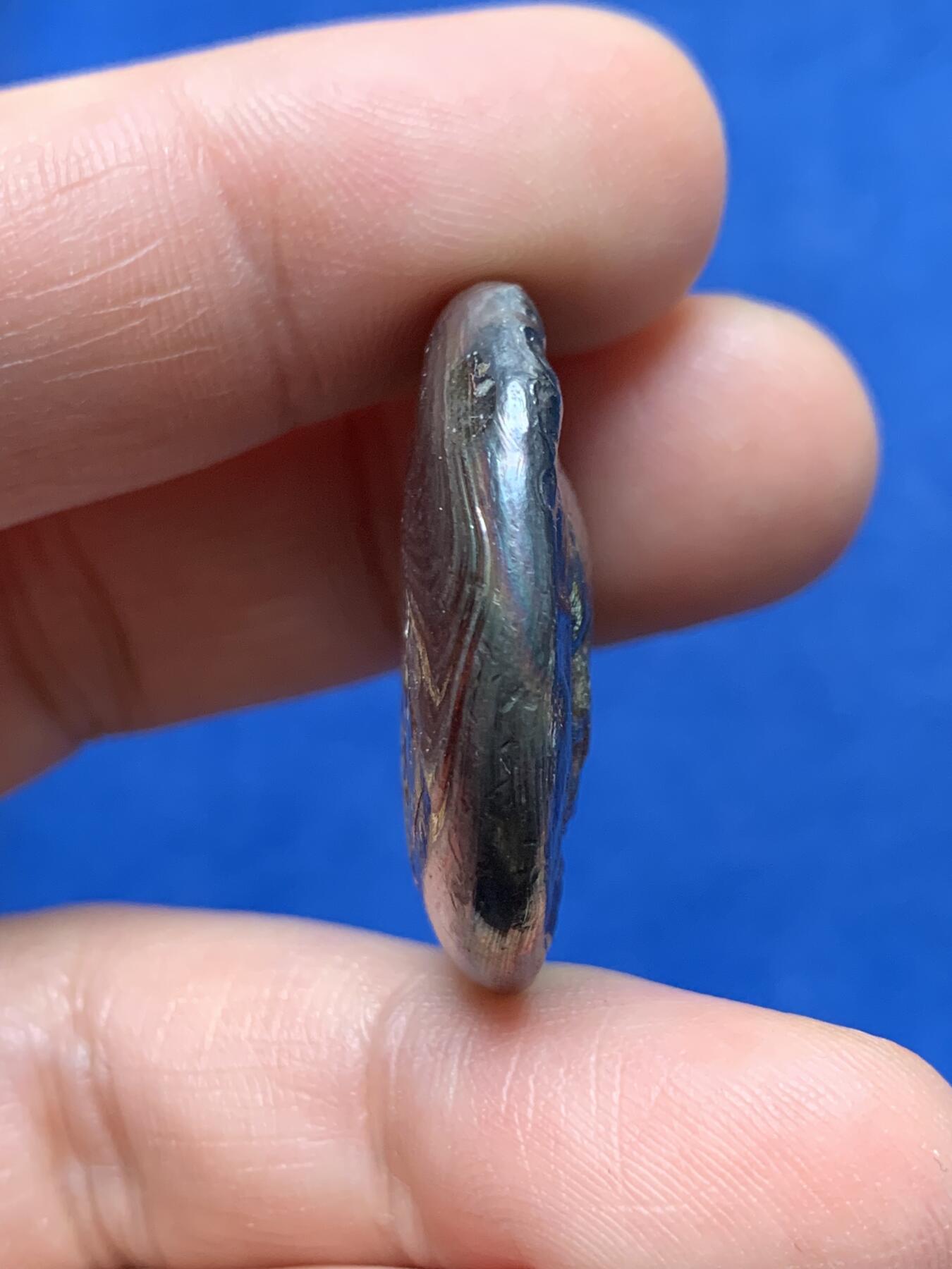 《竞宝斋》第377场 周日，周一 2场连拍 （全场包邮） 英国 2000S BYB 骷髅 999银 五彩银锭，非常少见的品种。英国很受欢迎的贵金属生产商，曾经在美国地区也比较受欢迎，现早已停产，非常难买到了。可做贵金属投资，可做吊坠配饰，炫酷无比。30.5*8.4mm，44.45g。