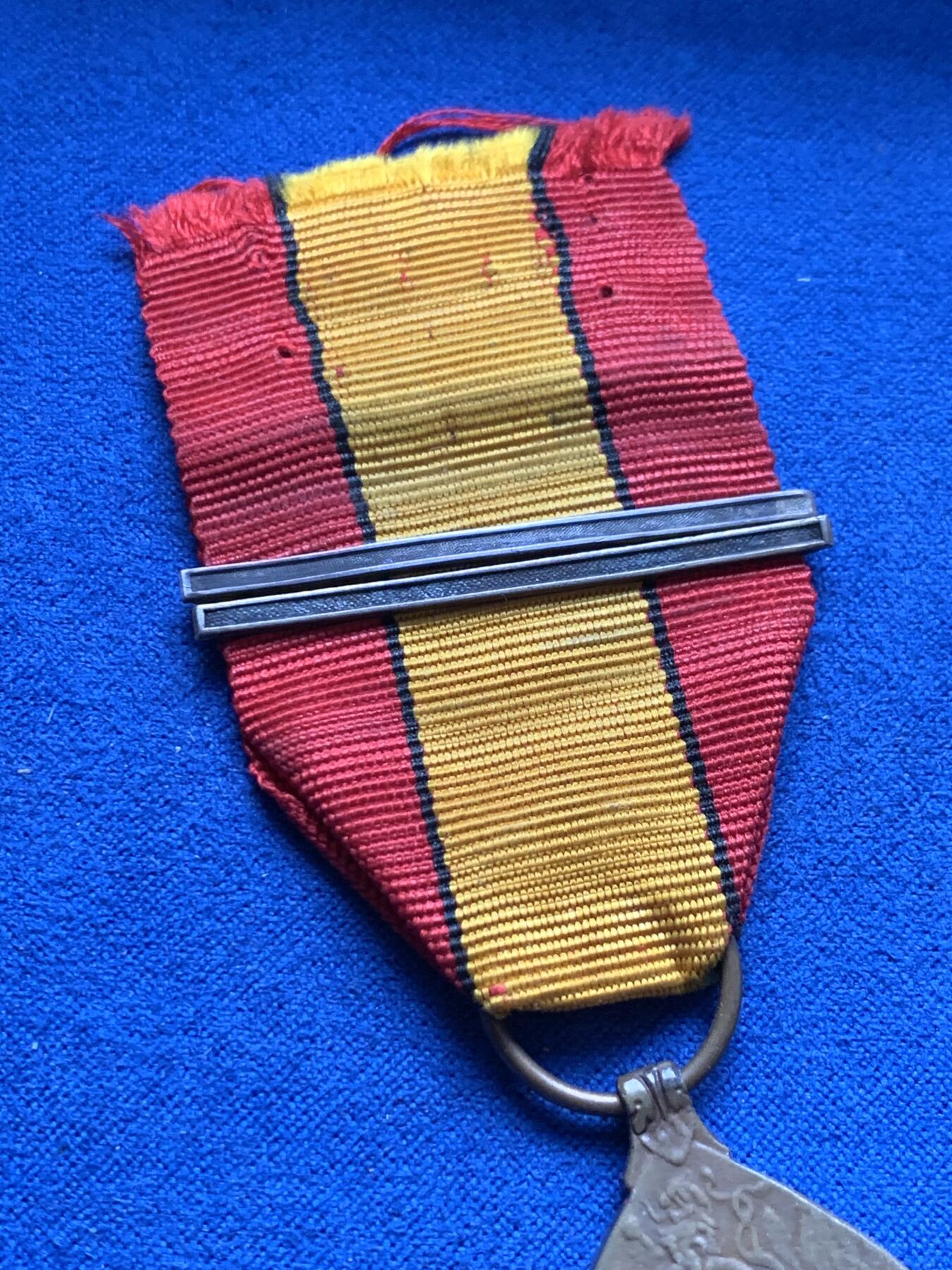 《竞宝斋》第377场 周日，周一 2场连拍 （全场包邮） 比利时一战参战铜质奖章 正面比利时国王阿尔贝一世，罕见带双勋条，据传材料为缴获的敌军火炮熔毁铸造，总重约25.8g。