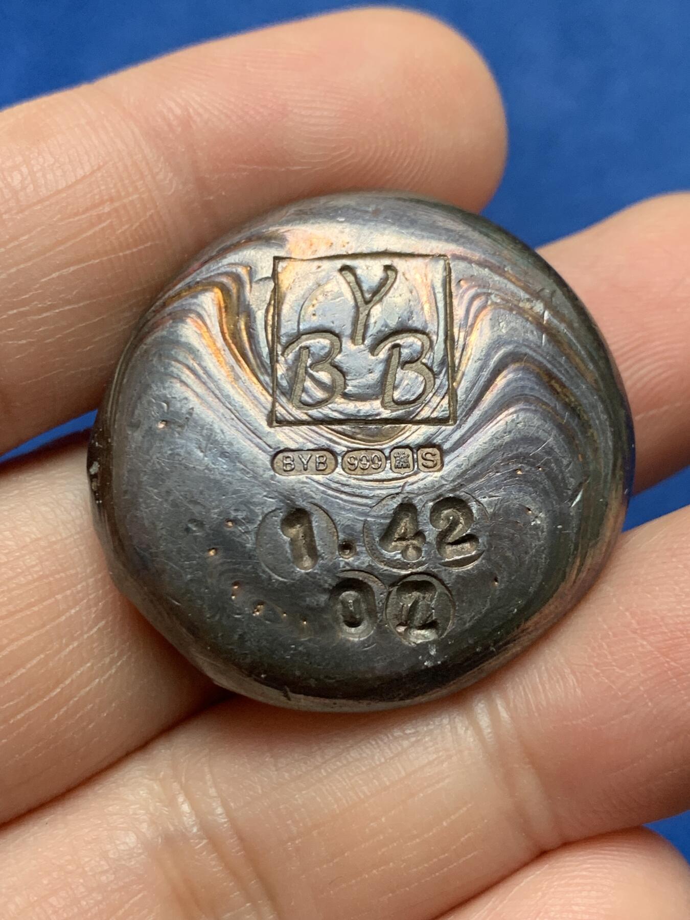 《竞宝斋》第377场 周日，周一 2场连拍 （全场包邮） 英国 2000S BYB 骷髅 999银 五彩银锭，非常少见的品种。英国很受欢迎的贵金属生产商，曾经在美国地区也比较受欢迎，现早已停产，非常难买到了。可做贵金属投资，可做吊坠配饰，炫酷无比。30.5*8.4mm，44.45g。