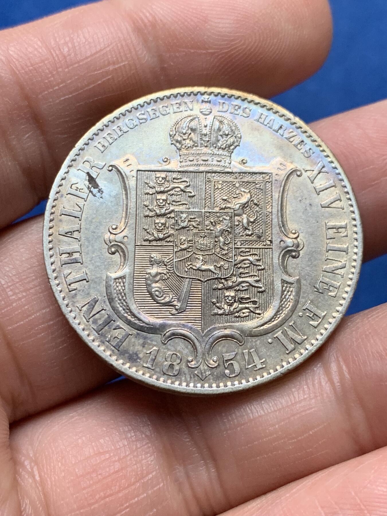 《竞宝斋》第377场 周日，周一 2场连拍 （全场包邮） 德国1854-B汉诺威王国1泰勒银币，乔治五世，重22克！背面有一处缺铸，品相佳，淡黄油彩。