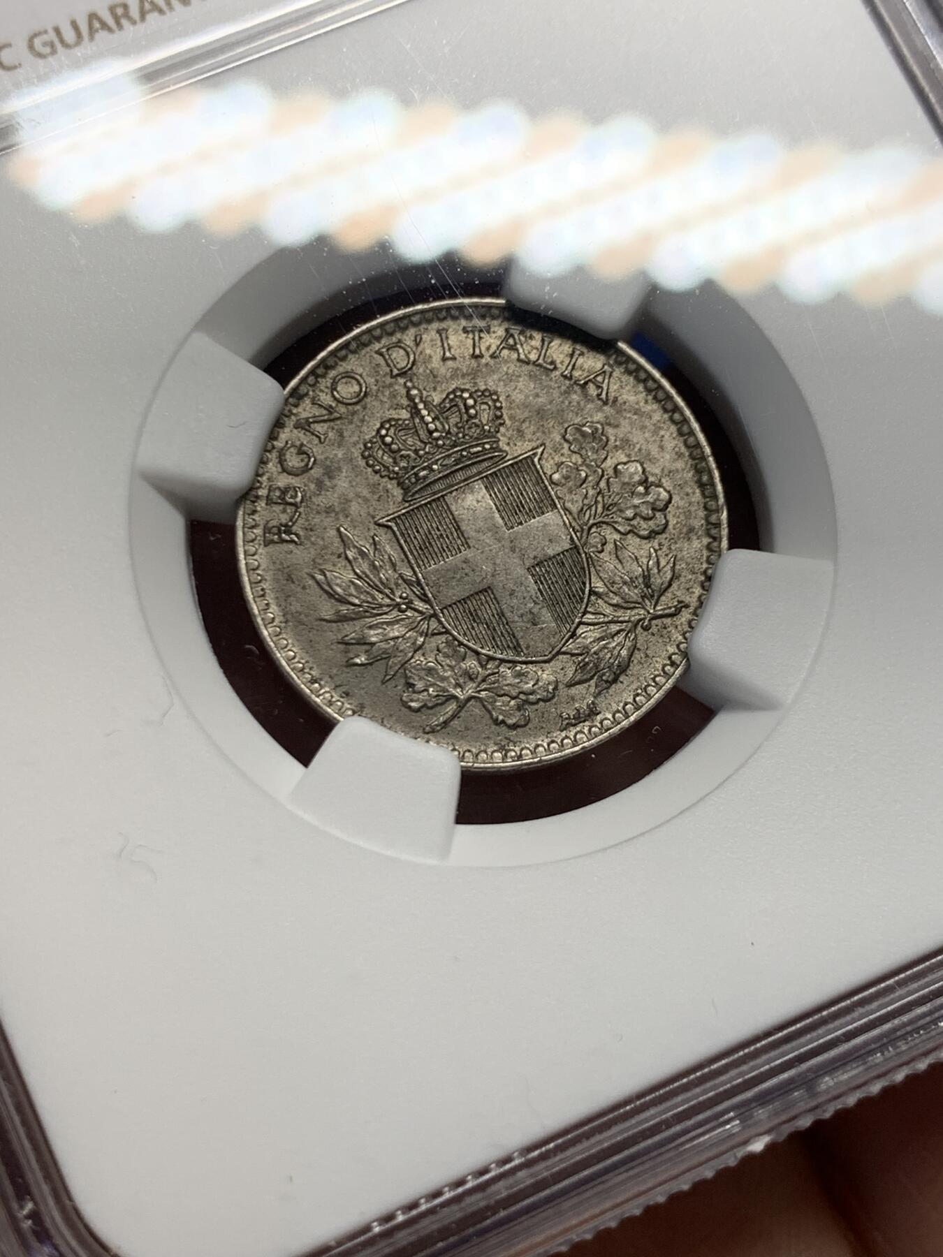 《竞宝斋》第377场 周日，周一 2场连拍 （全场包邮） NGC MS62 意大利1918年20分 使用王国时期的1894年版20分作币坯，可见币坯痕迹。1919年模具是光边，1894版是齿边，所以有些样本可见边齿，因此衍生出了两种版别。