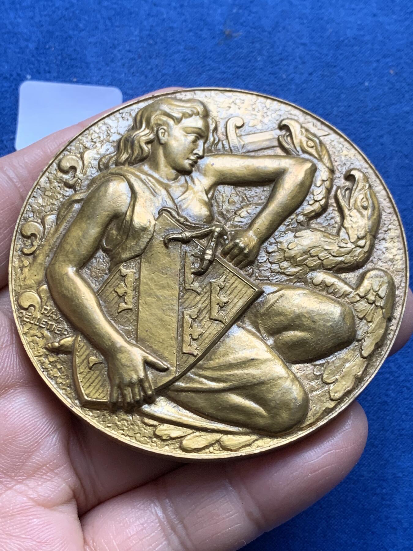 《竞宝斋》第377场 周日，周一 2场连拍 （全场包邮） 1948年阿尔萨斯地区并入法国300周年纪念高浮雕大铜章 正面法兰西女神从双头鹰(代表神圣罗马帝国)爪下夺回阿尔萨斯的盾徽 稀有 197.8克 68mm 带盒 细节见图