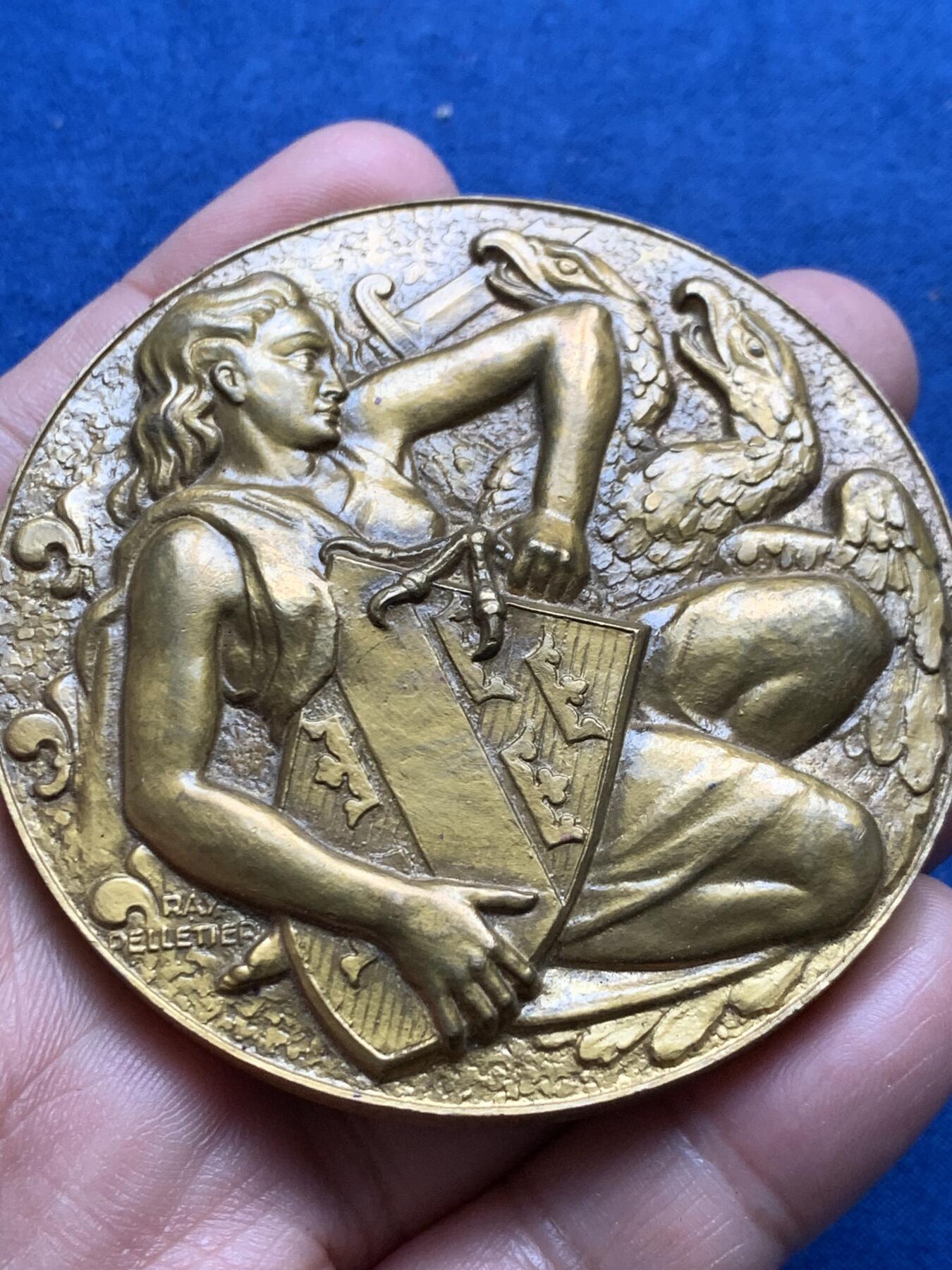 《竞宝斋》第377场 周日，周一 2场连拍 （全场包邮） 1948年阿尔萨斯地区并入法国300周年纪念高浮雕大铜章 正面法兰西女神从双头鹰(代表神圣罗马帝国)爪下夺回阿尔萨斯的盾徽 稀有 197.8克 68mm 带盒 细节见图