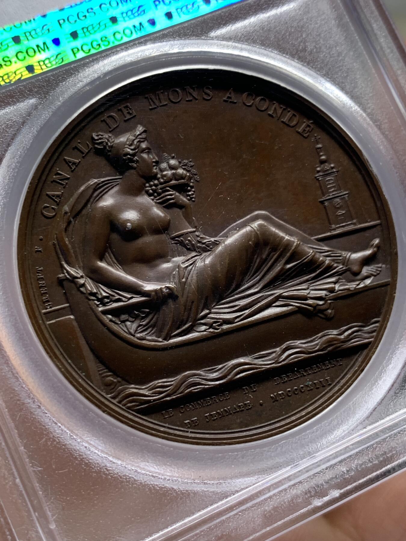 《竞宝斋》第377场 周日，周一 2场连拍 （全场包邮） PCGS SP63 亚军分 法国1813年拿破仑幸运女神原铸铜章  巴黎造币厂巧克力包浆 幸运女神费利西塔坐于船上 身姿优雅 裙摆飘逸 左手持丰饶角右手掌舵 徐徐而行 远处蒙斯的钟楼在水一方 纪念蒙斯到孔戴的运河修建竣工 一展法兰西帝国国力昌盛 加厚盒