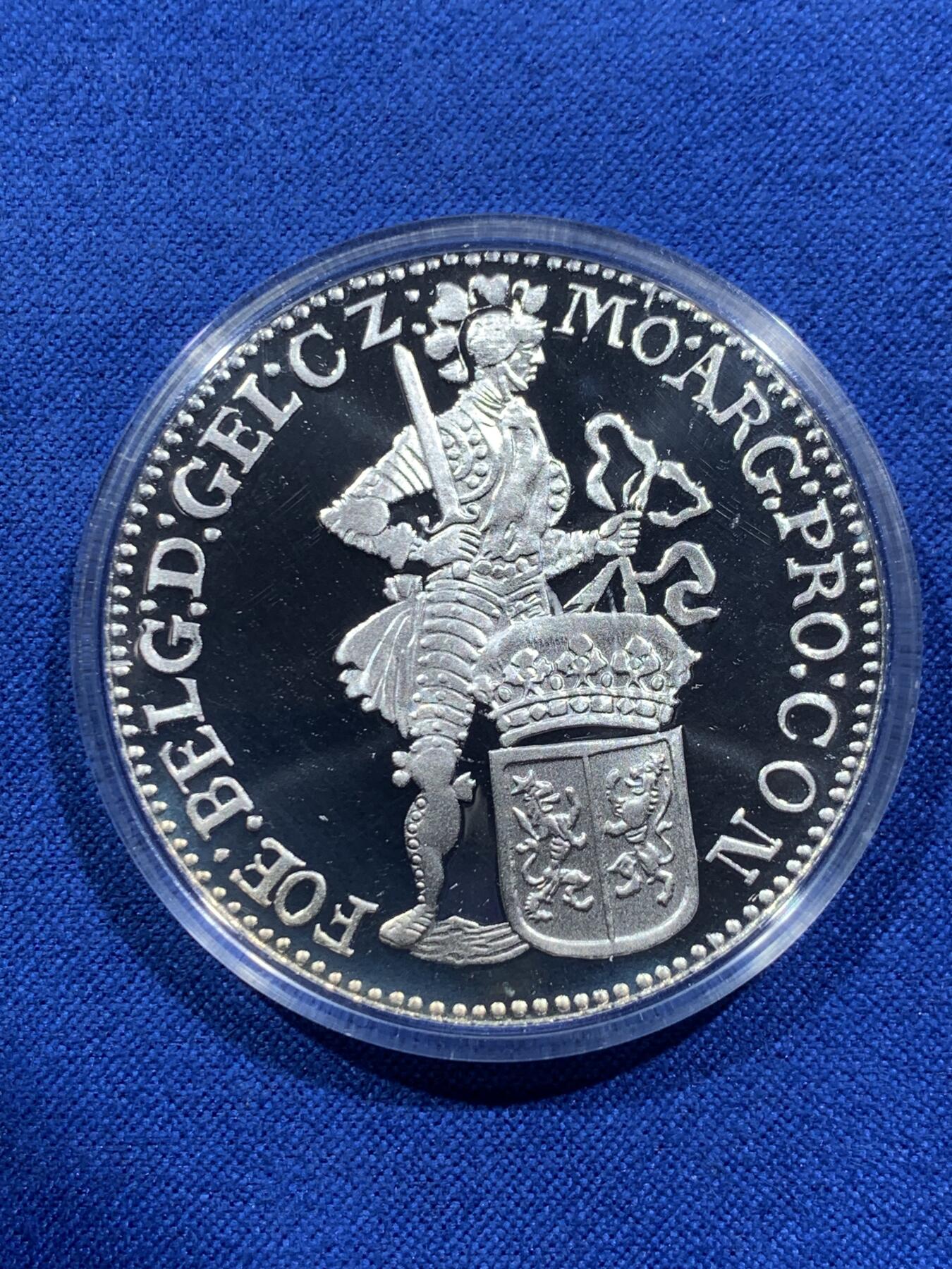 《竞宝斋》第377场 周日，周一 2场连拍 （全场包邮） 荷兰2002年泽兰武士1杜卡特银币。正面为戴冠盾徽隔开的年份，背面为肩扛长剑的武士。重28.25g，直径40mm，镜面精制银币，带原盒，限量9 400枚。