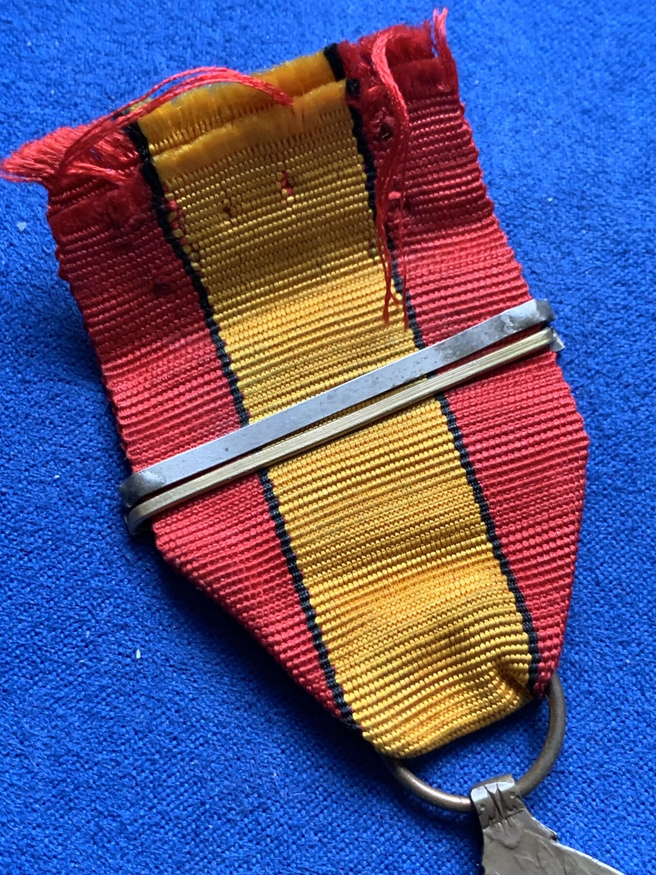 《竞宝斋》第377场 周日，周一 2场连拍 （全场包邮） 比利时一战参战铜质奖章 正面比利时国王阿尔贝一世，罕见带双勋条，据传材料为缴获的敌军火炮熔毁铸造，总重约25.8g。