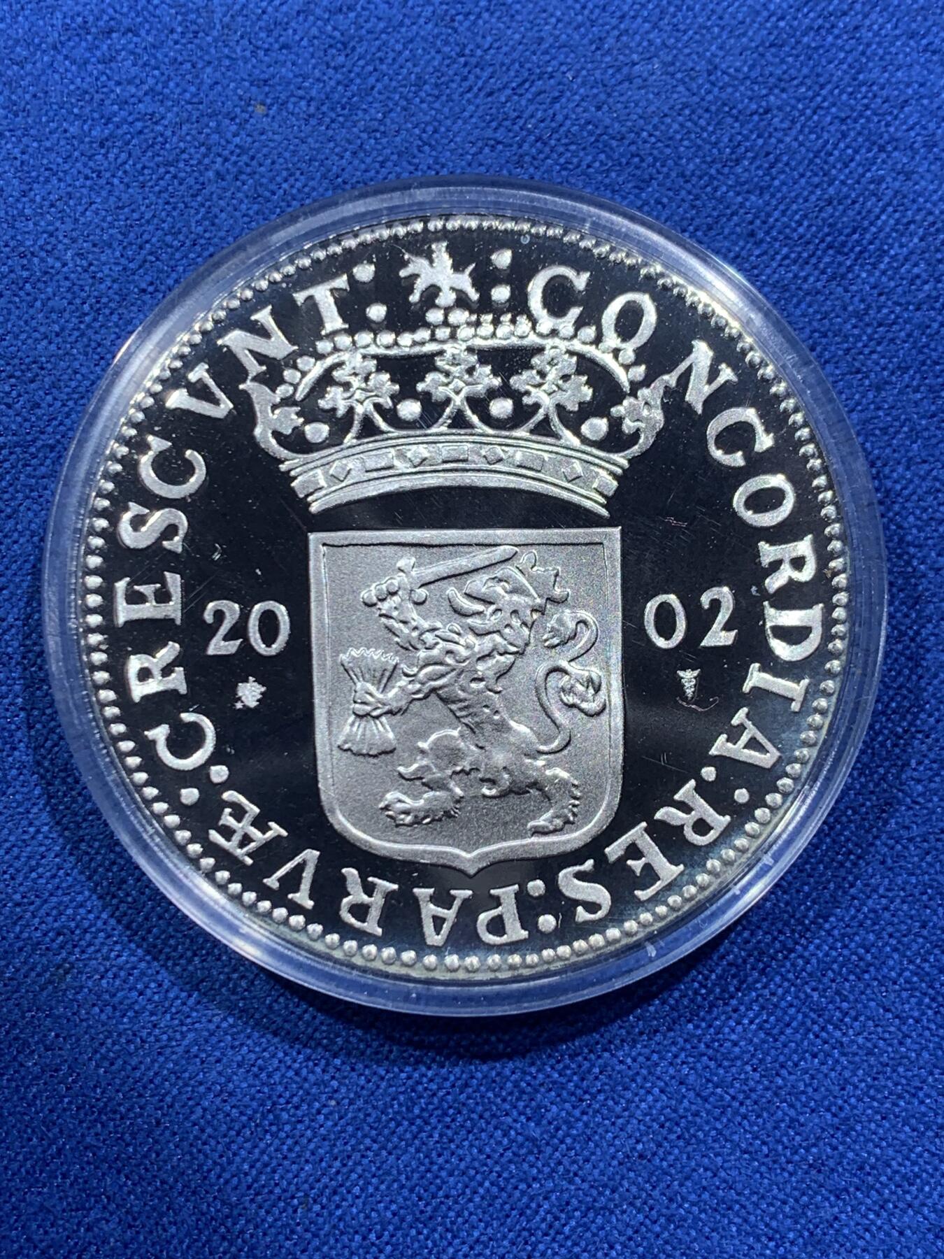 《竞宝斋》第377场 周日，周一 2场连拍 （全场包邮） 荷兰2002年泽兰武士1杜卡特银币。正面为戴冠盾徽隔开的年份，背面为肩扛长剑的武士。重28.25g，直径40mm，镜面精制银币，带原盒，限量9 400枚。