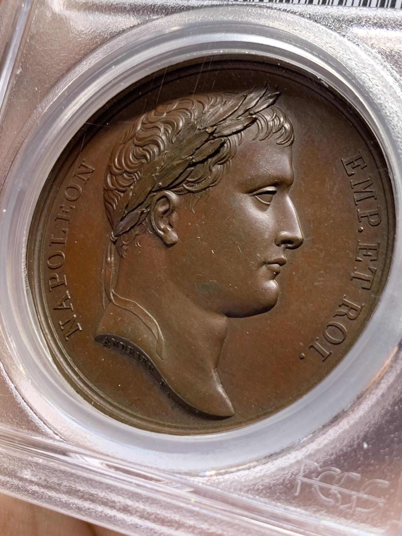 《竞宝斋》第377场 周日，周一 2场连拍 （全场包邮） PCGS SP63 亚军分 法国1813年拿破仑幸运女神原铸铜章  巴黎造币厂巧克力包浆 幸运女神费利西塔坐于船上 身姿优雅 裙摆飘逸 左手持丰饶角右手掌舵 徐徐而行 远处蒙斯的钟楼在水一方 纪念蒙斯到孔戴的运河修建竣工 一展法兰西帝国国力昌盛 加厚盒