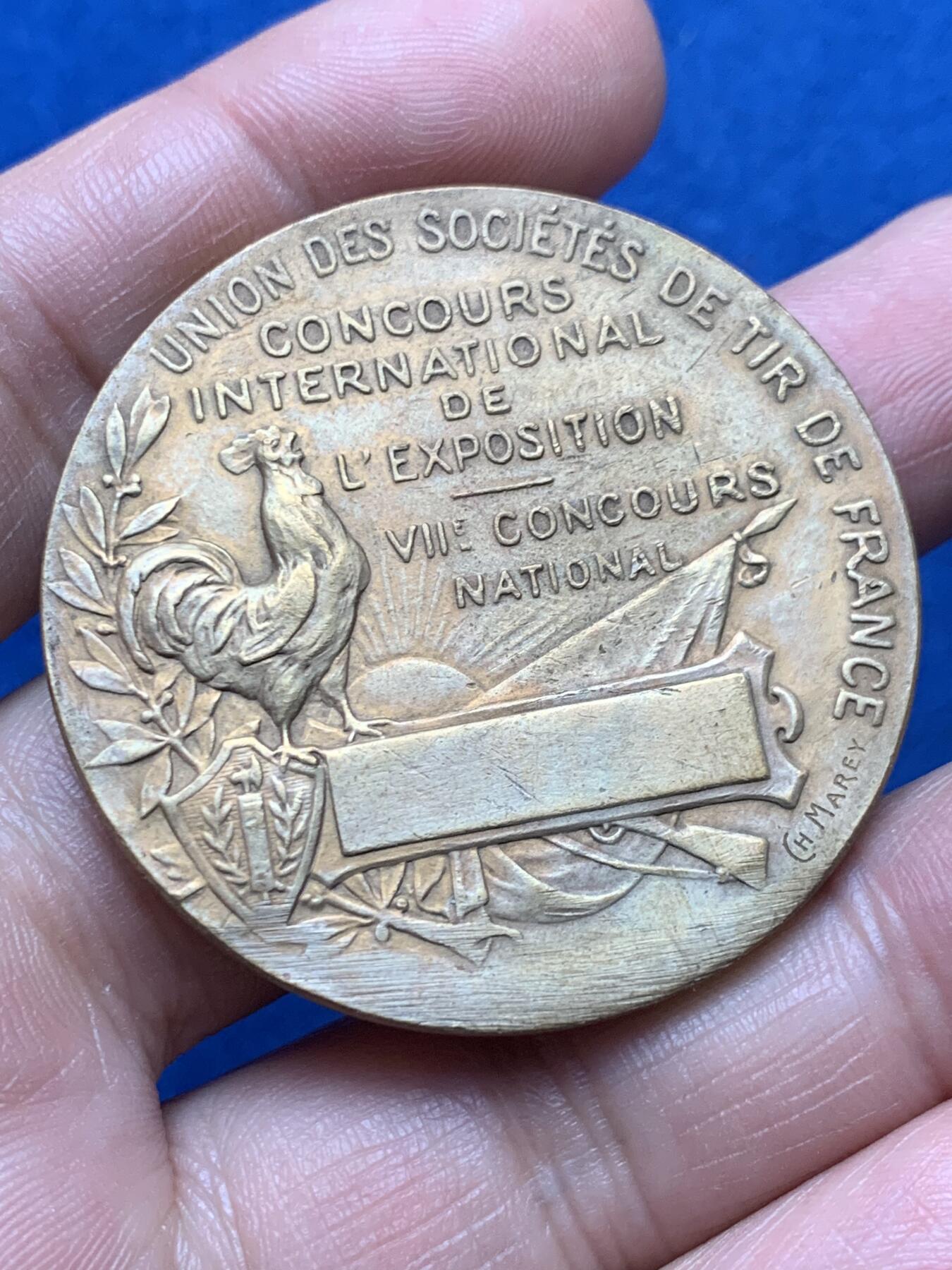 《竞宝斋》第377场 周日，周一 2场连拍 （全场包邮） 法国射击联盟铜章，背雄鸡日出旗帜纹章，少见，45.1g，44.7mm。