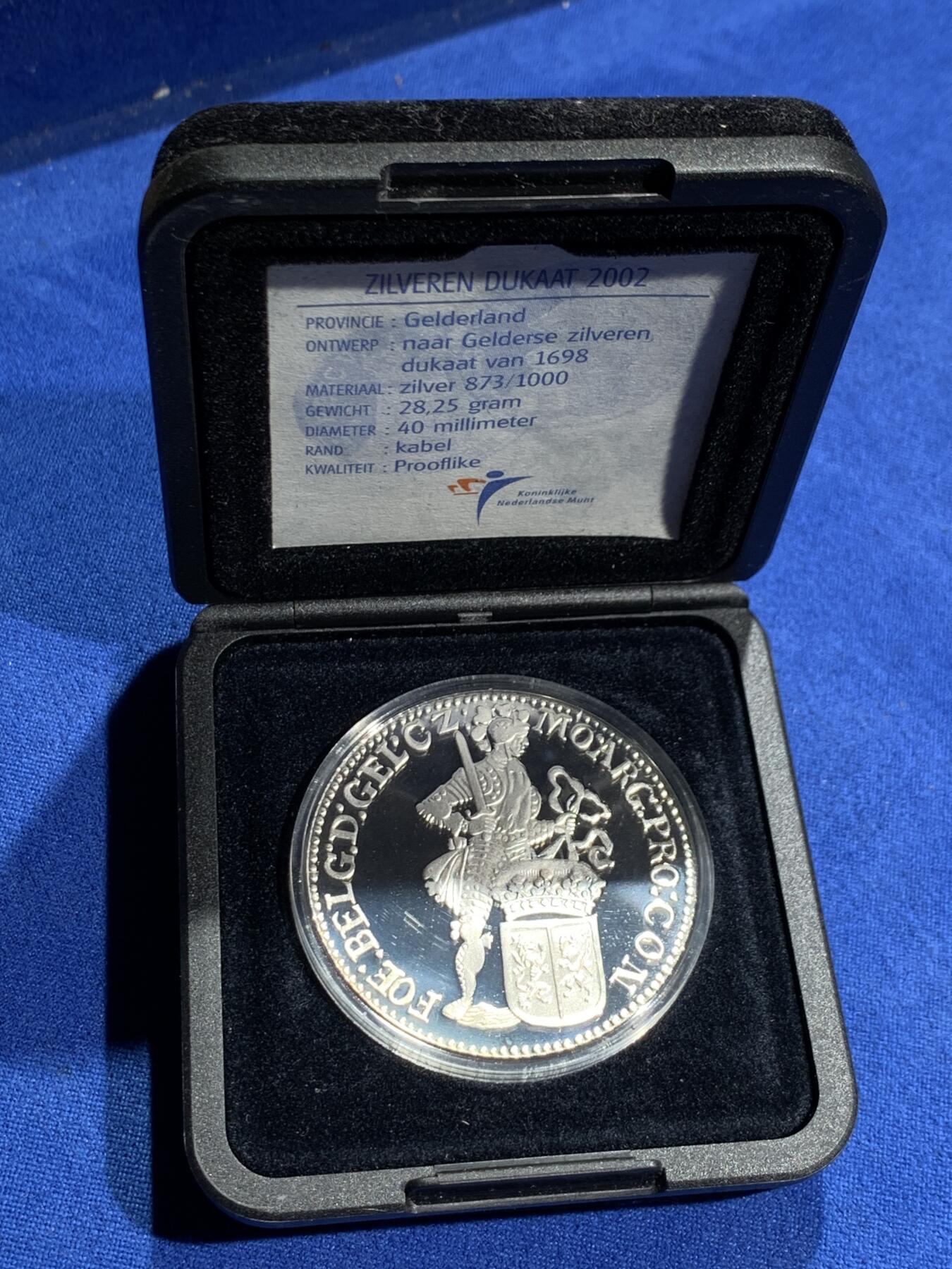 《竞宝斋》第377场 周日，周一 2场连拍 （全场包邮） 荷兰2002年泽兰武士1杜卡特银币。正面为戴冠盾徽隔开的年份，背面为肩扛长剑的武士。重28.25g，直径40mm，镜面精制银币，带原盒，限量9 400枚。
