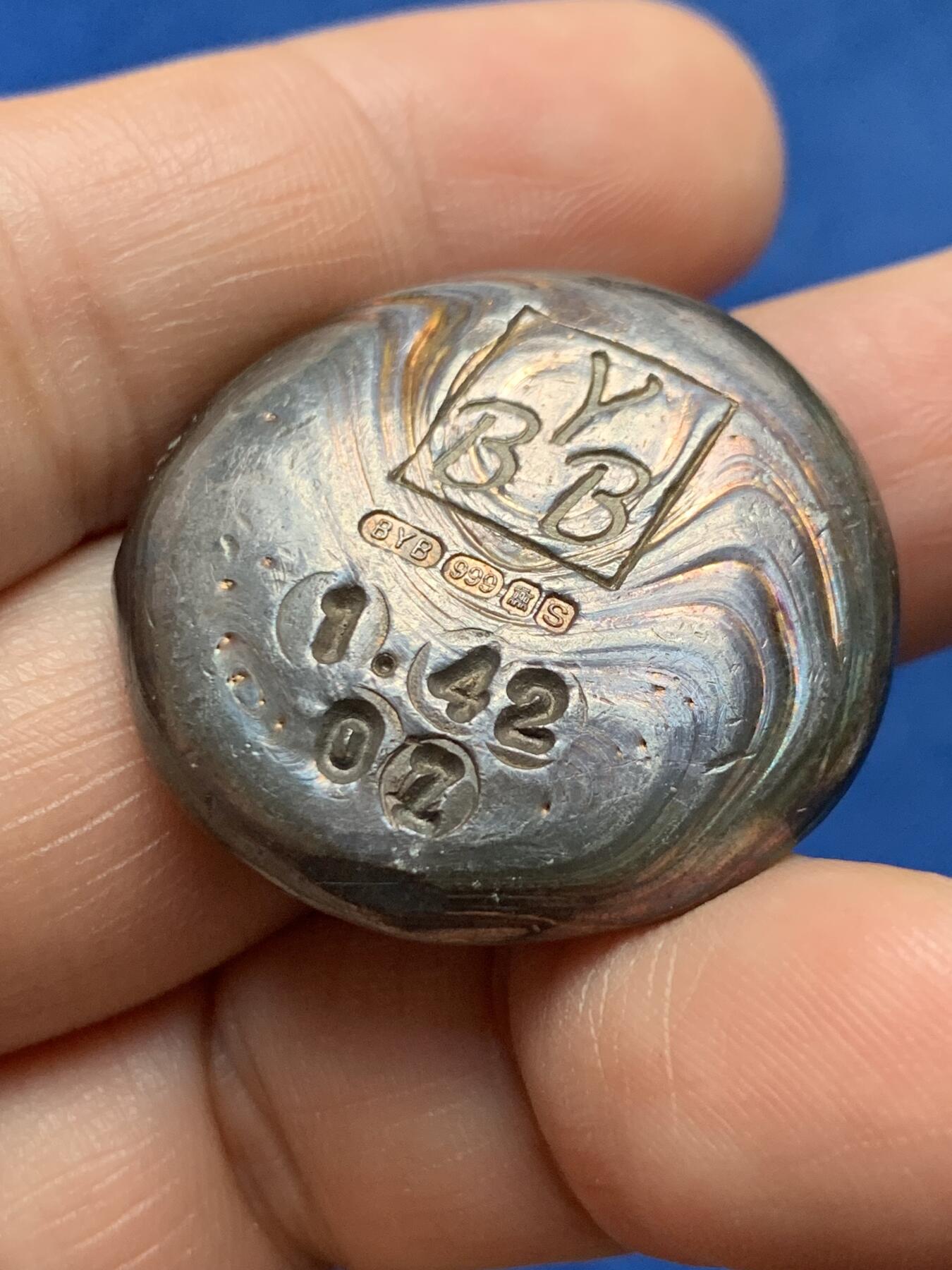 《竞宝斋》第377场 周日，周一 2场连拍 （全场包邮） 英国 2000S BYB 骷髅 999银 五彩银锭，非常少见的品种。英国很受欢迎的贵金属生产商，曾经在美国地区也比较受欢迎，现早已停产，非常难买到了。可做贵金属投资，可做吊坠配饰，炫酷无比。30.5*8.4mm，44.45g。