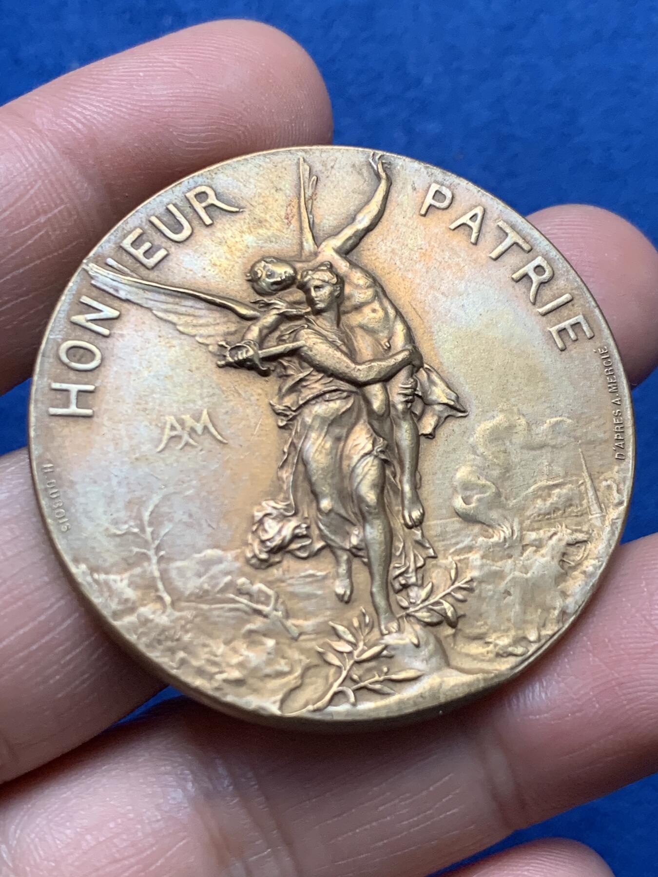 《竞宝斋》第377场 周日，周一 2场连拍 （全场包邮） 法国射击联盟铜章，背雄鸡日出旗帜纹章，少见，45.1g，44.7mm。