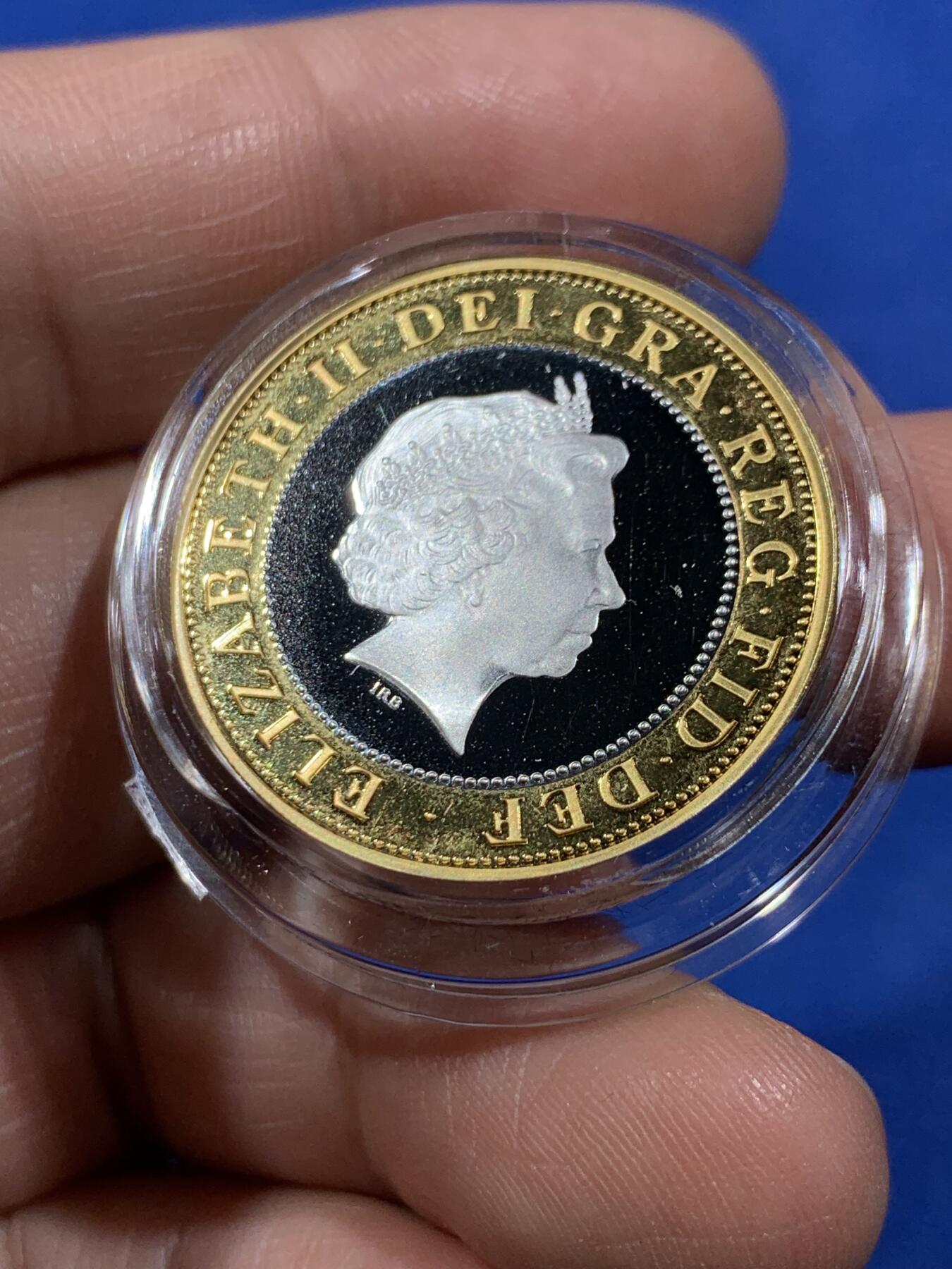 《竞宝斋》第377场 周日，周一 2场连拍 （全场包邮） 英国 1999年 橄榄球世界杯 2镑 加厚双色镶嵌镀金幻彩纪念银币 带盒证