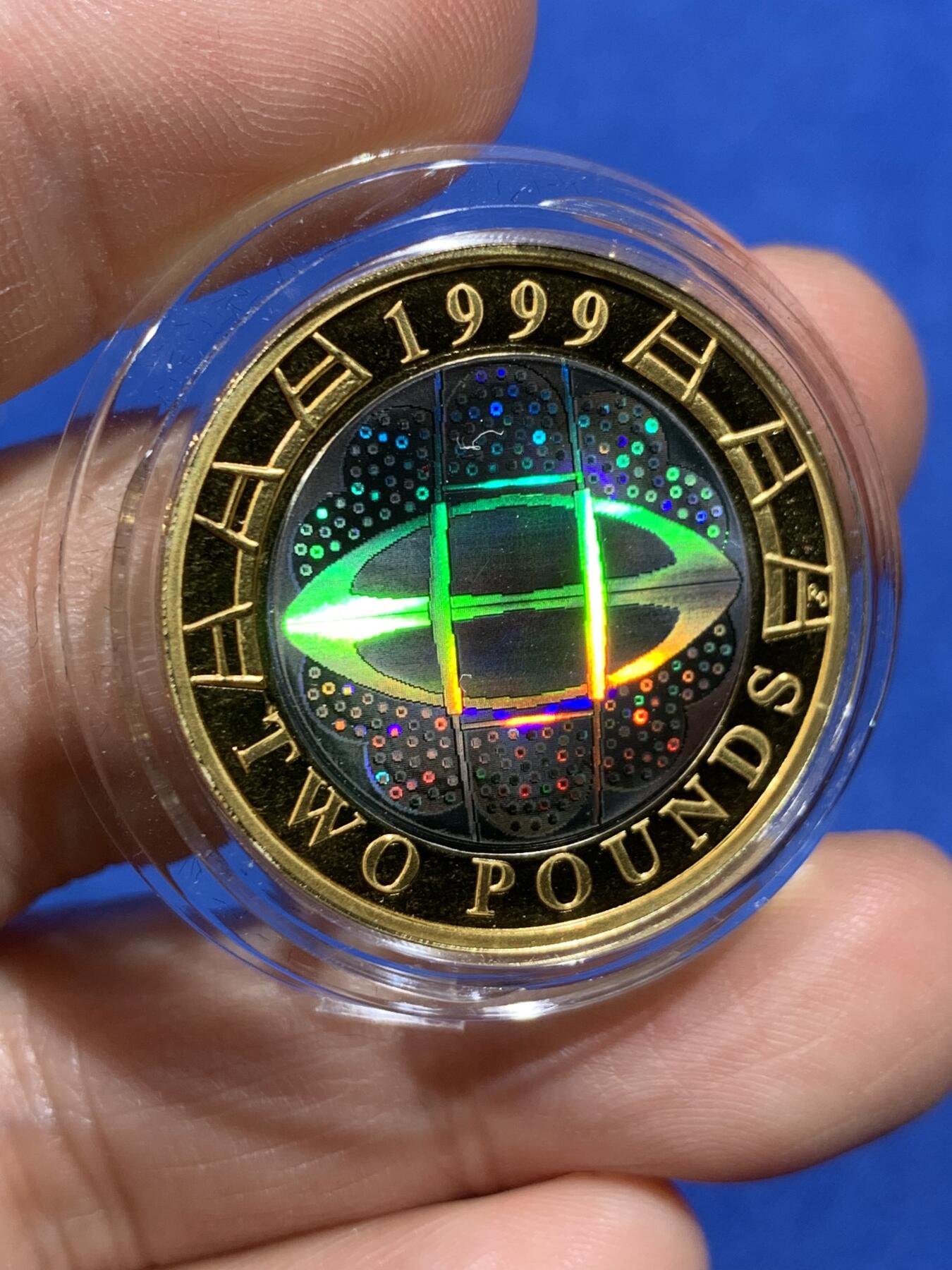 《竞宝斋》第377场 周日，周一 2场连拍 （全场包邮） 英国 1999年 橄榄球世界杯 2镑 加厚双色镶嵌镀金幻彩纪念银币 带盒证