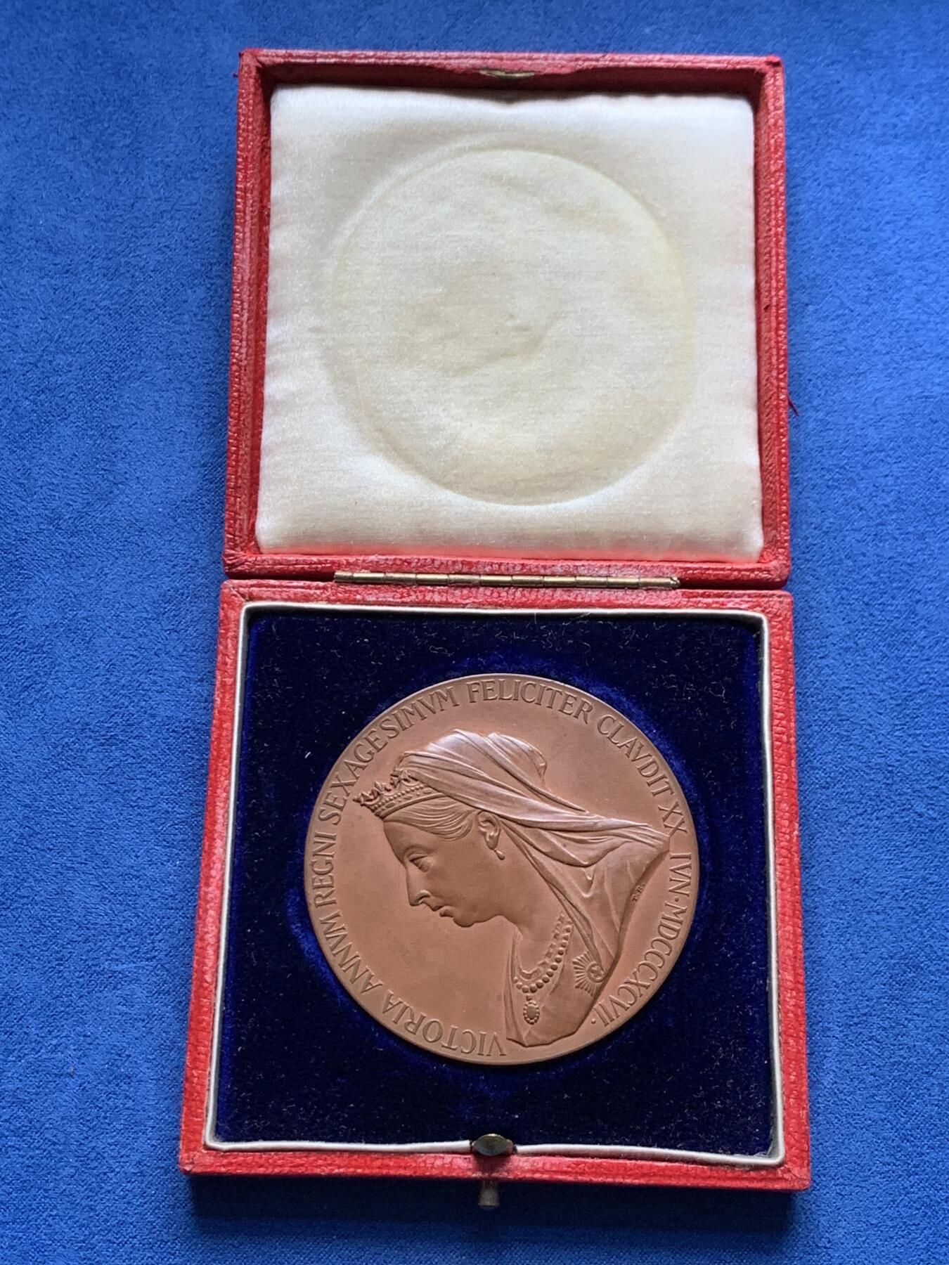 《竞宝斋》第377场 周日，周一 2场连拍 （全场包邮） 1897年英国维多利亚登基60周年铜章，原盒，55mm，75克。