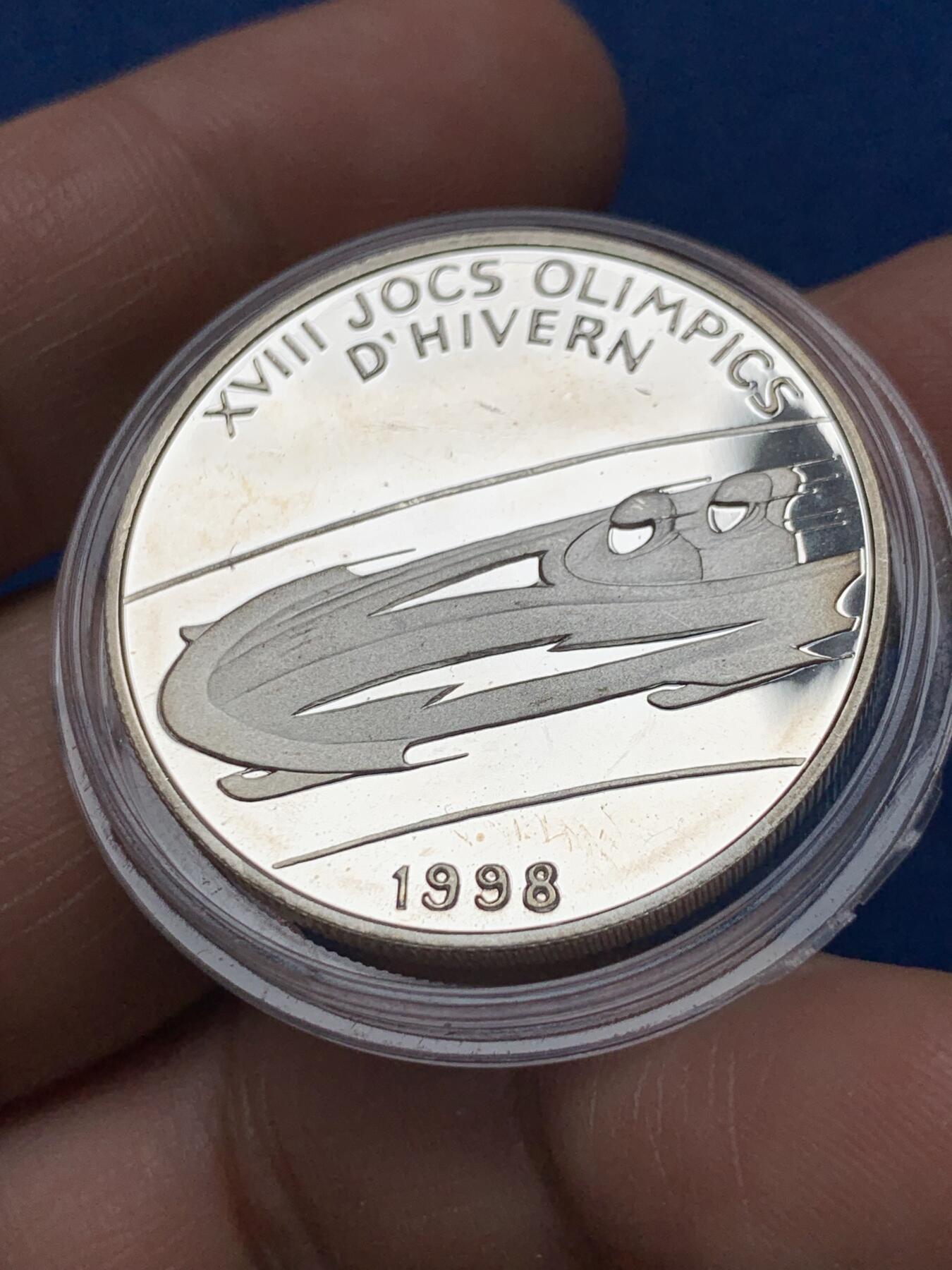 《竞宝斋》第377场 周日，周一 2场连拍 （全场包邮） 1998安道尔冬季奥运会2第纳尔精制银币，该国发行的唯一一枚面值2第纳尔的银币