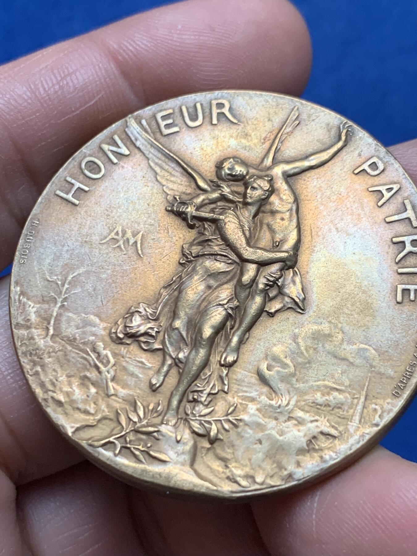 《竞宝斋》第377场 周日，周一 2场连拍 （全场包邮） 法国射击联盟铜章，背雄鸡日出旗帜纹章，少见，45.1g，44.7mm。