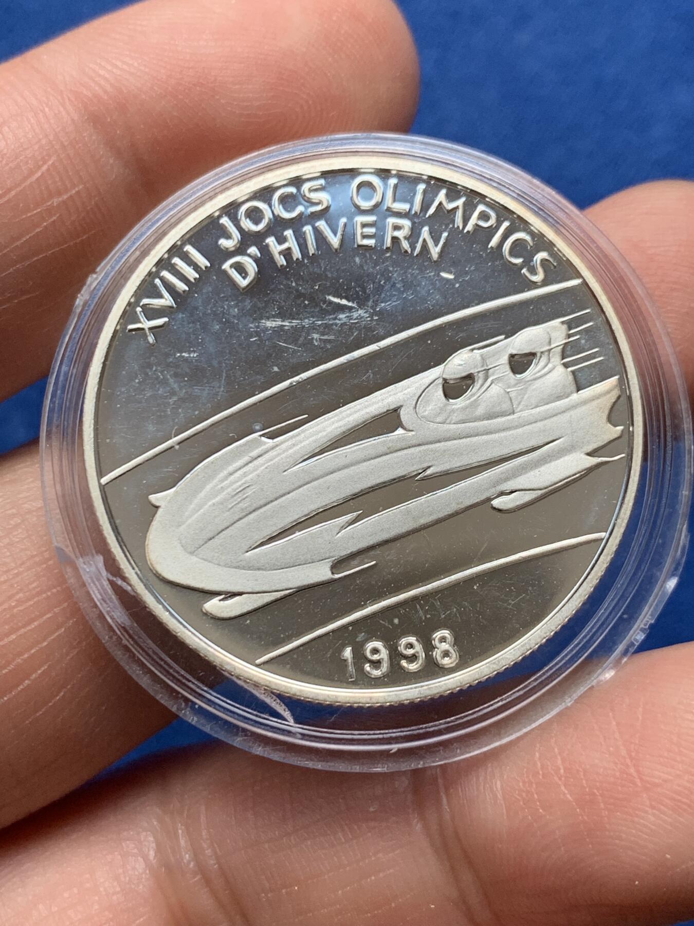 《竞宝斋》第377场 周日，周一 2场连拍 （全场包邮） 1998安道尔冬季奥运会2第纳尔精制银币，该国发行的唯一一枚面值2第纳尔的银币