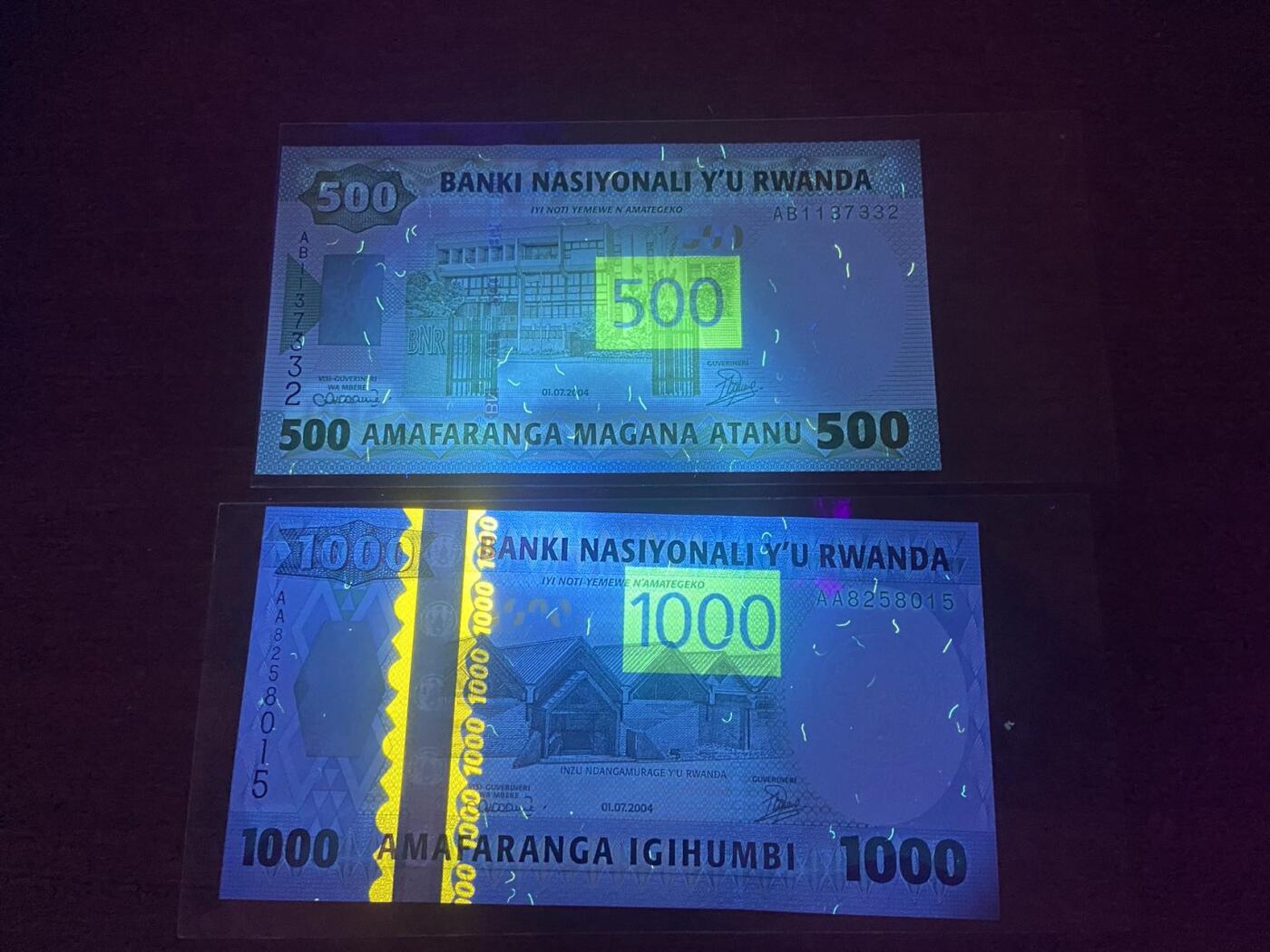 【炜奕收藏】第三十三期，多套精美纸币 2004年卢旺达500&1000法郎，UNC品相，包含AA冠无47