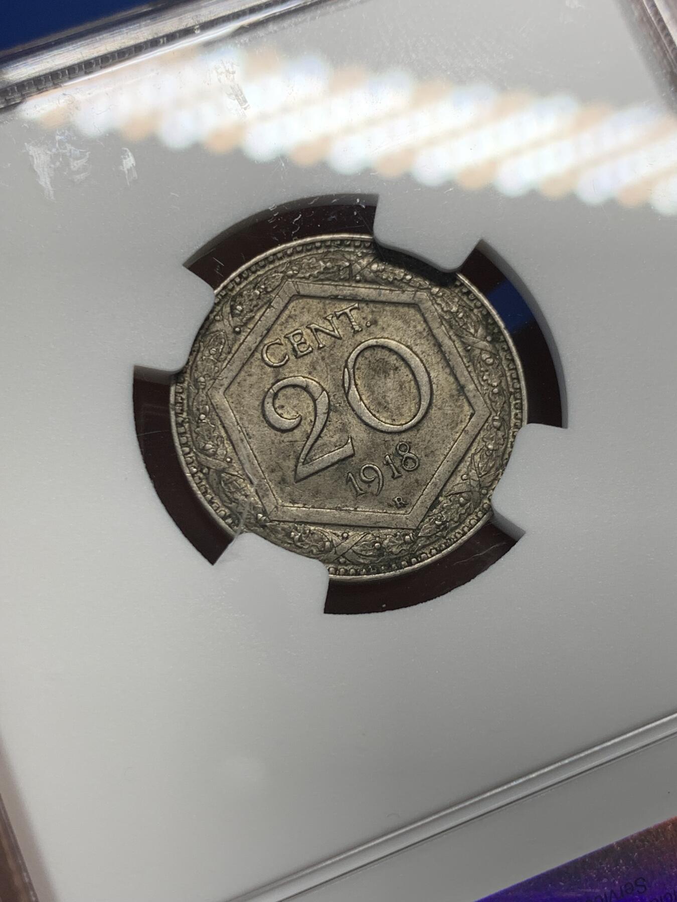 《竞宝斋》第377场 周日，周一 2场连拍 （全场包邮） NGC MS62 意大利1918年20分 使用王国时期的1894年版20分作币坯，可见币坯痕迹。1919年模具是光边，1894版是齿边，所以有些样本可见边齿，因此衍生出了两种版别。