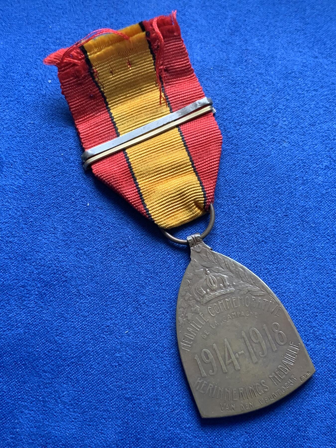 《竞宝斋》第377场 周日，周一 2场连拍 （全场包邮） 比利时一战参战铜质奖章 正面比利时国王阿尔贝一世，罕见带双勋条，据传材料为缴获的敌军火炮熔毁铸造，总重约25.8g。