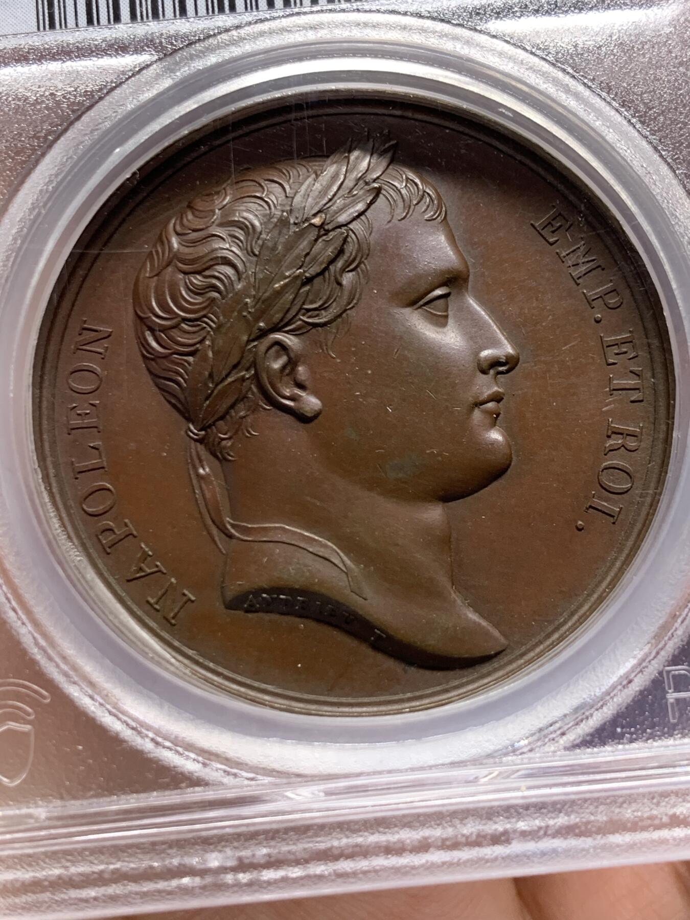 《竞宝斋》第377场 周日，周一 2场连拍 （全场包邮） PCGS SP63 亚军分 法国1813年拿破仑幸运女神原铸铜章  巴黎造币厂巧克力包浆 幸运女神费利西塔坐于船上 身姿优雅 裙摆飘逸 左手持丰饶角右手掌舵 徐徐而行 远处蒙斯的钟楼在水一方 纪念蒙斯到孔戴的运河修建竣工 一展法兰西帝国国力昌盛 加厚盒