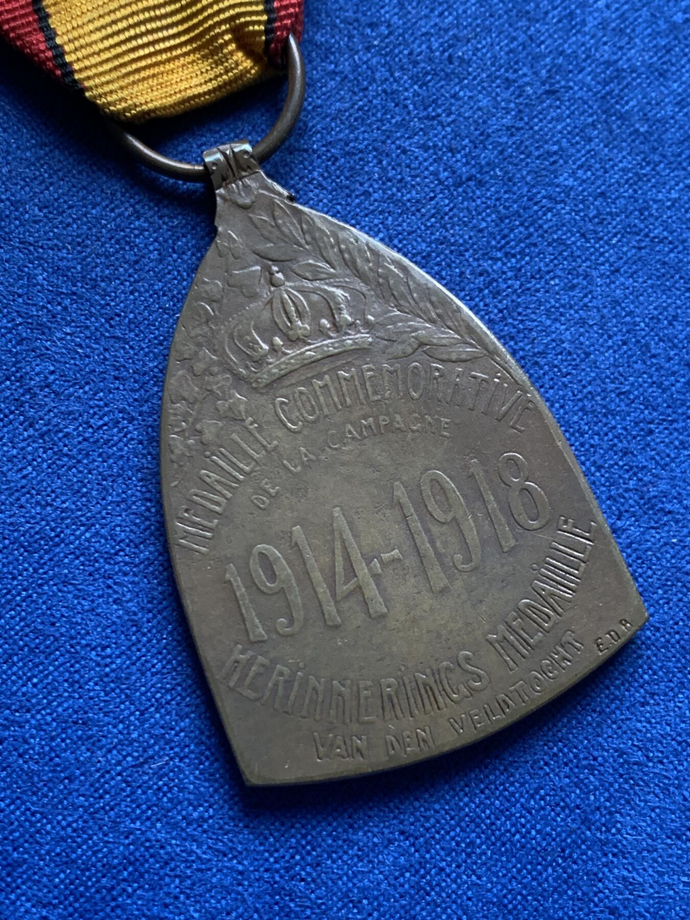 《竞宝斋》第377场 周日，周一 2场连拍 （全场包邮） 比利时一战参战铜质奖章 正面比利时国王阿尔贝一世，罕见带双勋条，据传材料为缴获的敌军火炮熔毁铸造，总重约25.8g。