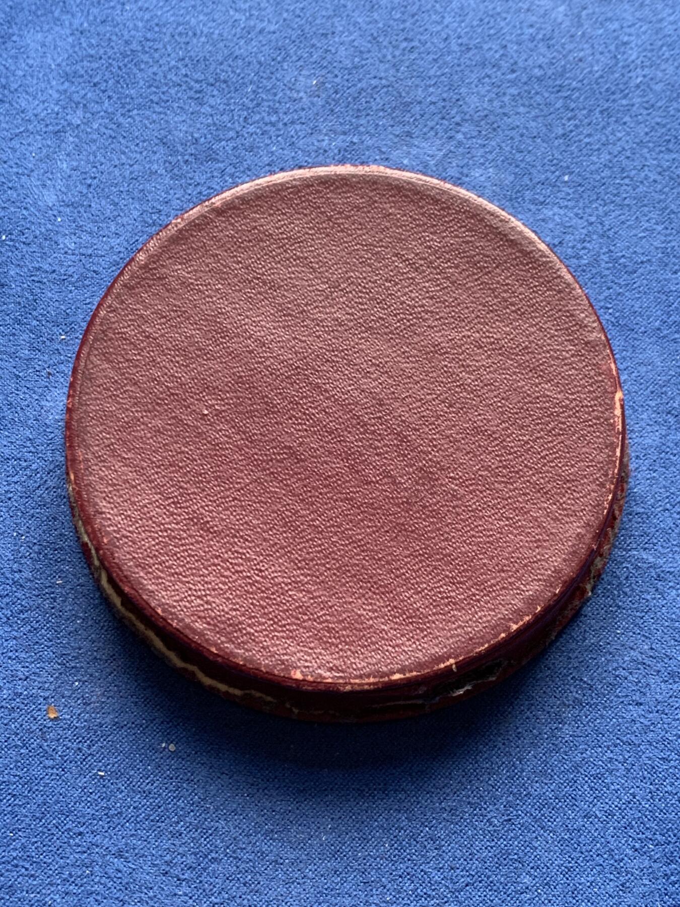 《竞宝斋》第377场 周日，周一 2场连拍 （全场包邮） 1948年阿尔萨斯地区并入法国300周年纪念高浮雕大铜章 正面法兰西女神从双头鹰(代表神圣罗马帝国)爪下夺回阿尔萨斯的盾徽 稀有 197.8克 68mm 带盒 细节见图