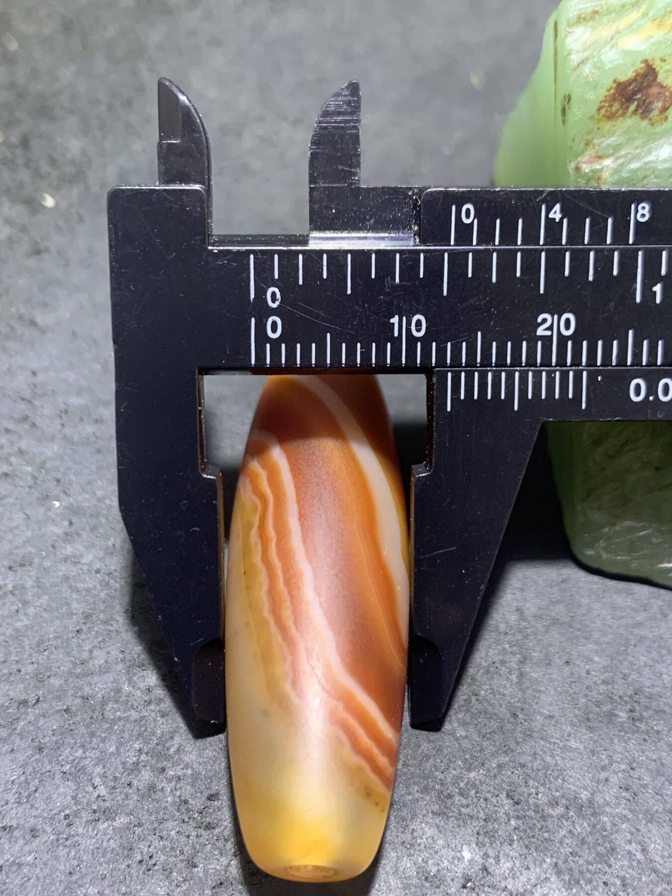 精美高玉化酒红色冻料千层纹柔光缠丝玛瑙桶珠一颗，