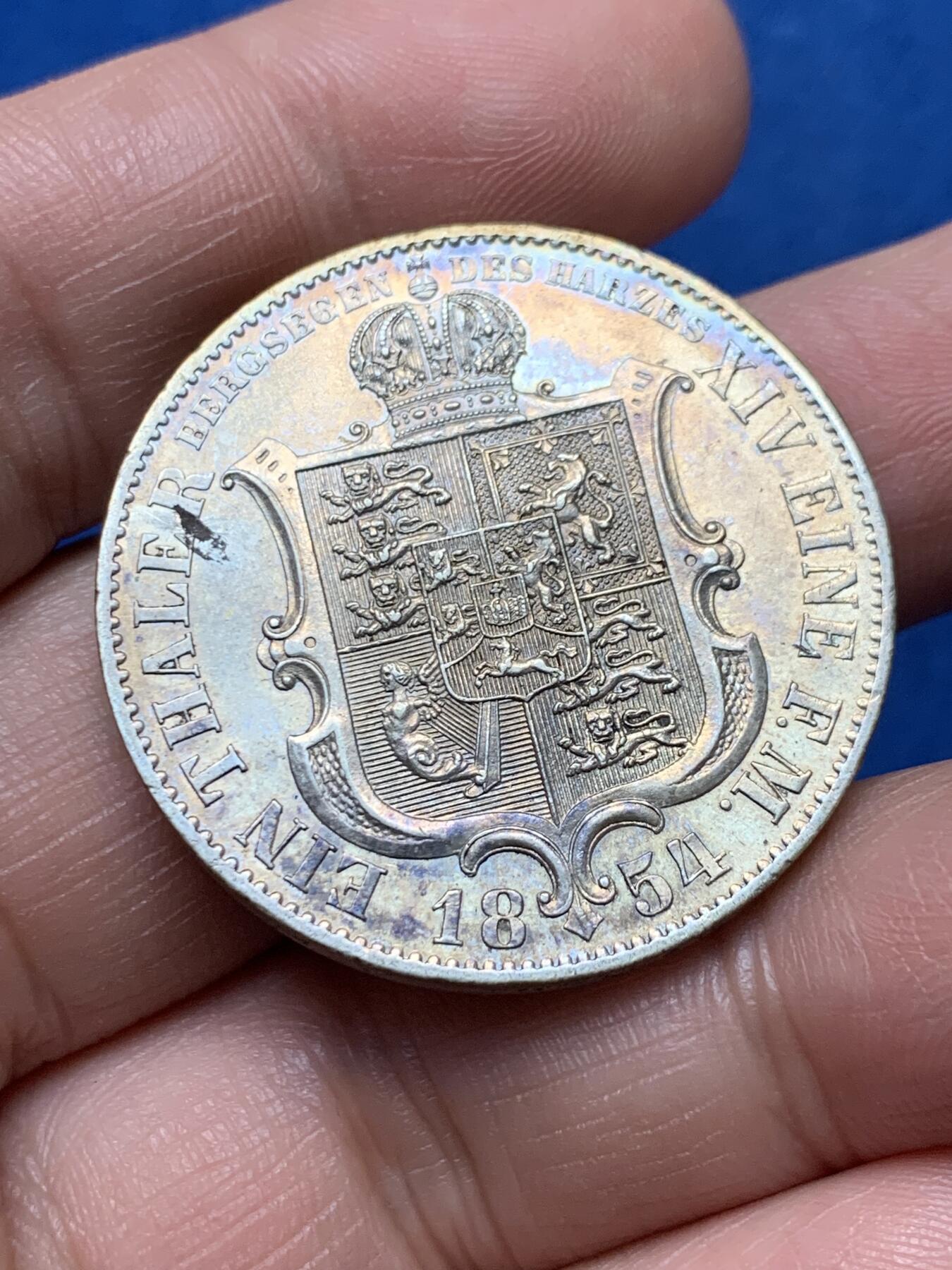 《竞宝斋》第377场 周日，周一 2场连拍 （全场包邮） 德国1854-B汉诺威王国1泰勒银币，乔治五世，重22克！背面有一处缺铸，品相佳，淡黄油彩。