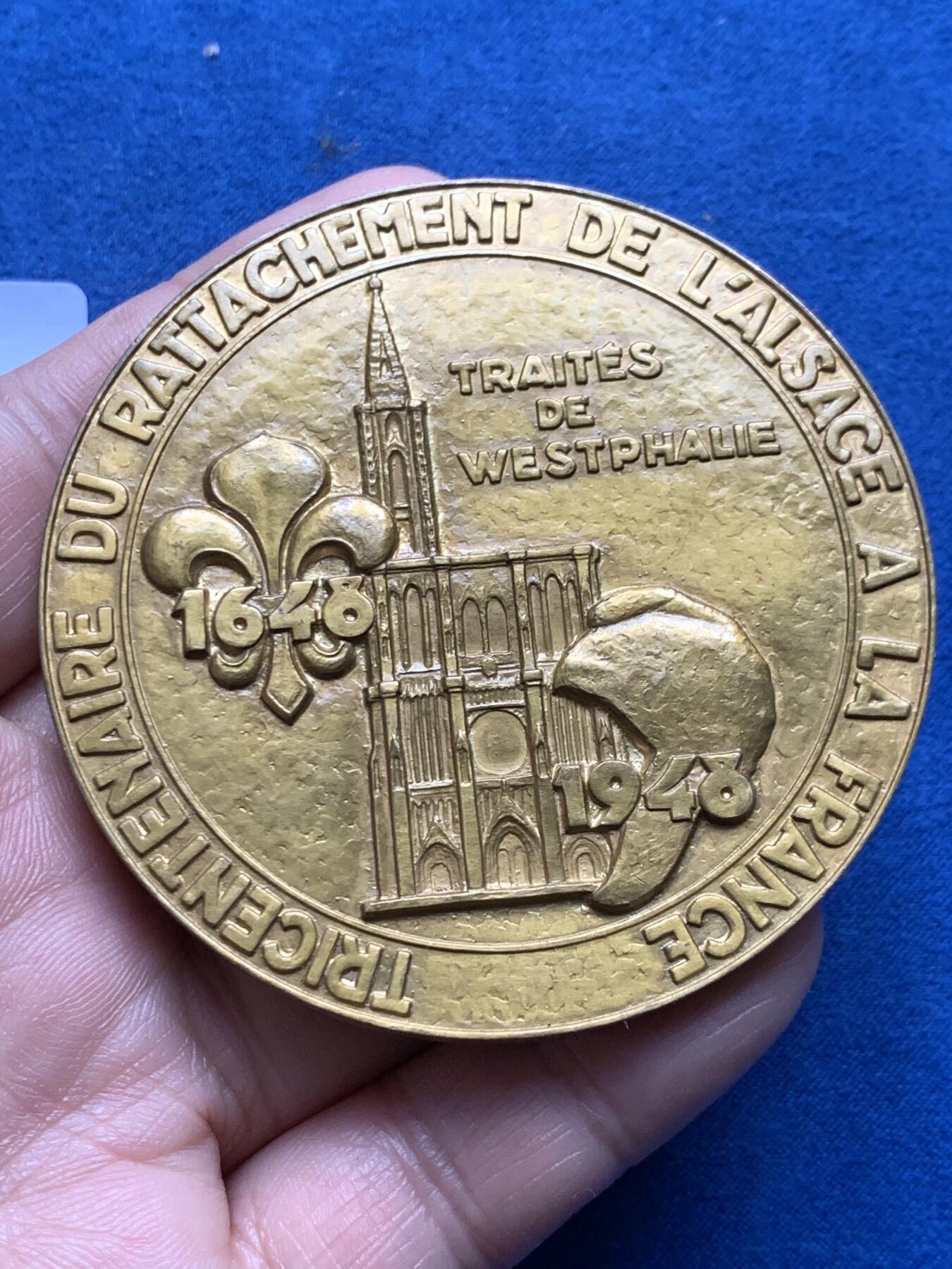 《竞宝斋》第377场 周日，周一 2场连拍 （全场包邮） 1948年阿尔萨斯地区并入法国300周年纪念高浮雕大铜章 正面法兰西女神从双头鹰(代表神圣罗马帝国)爪下夺回阿尔萨斯的盾徽 稀有 197.8克 68mm 带盒 细节见图