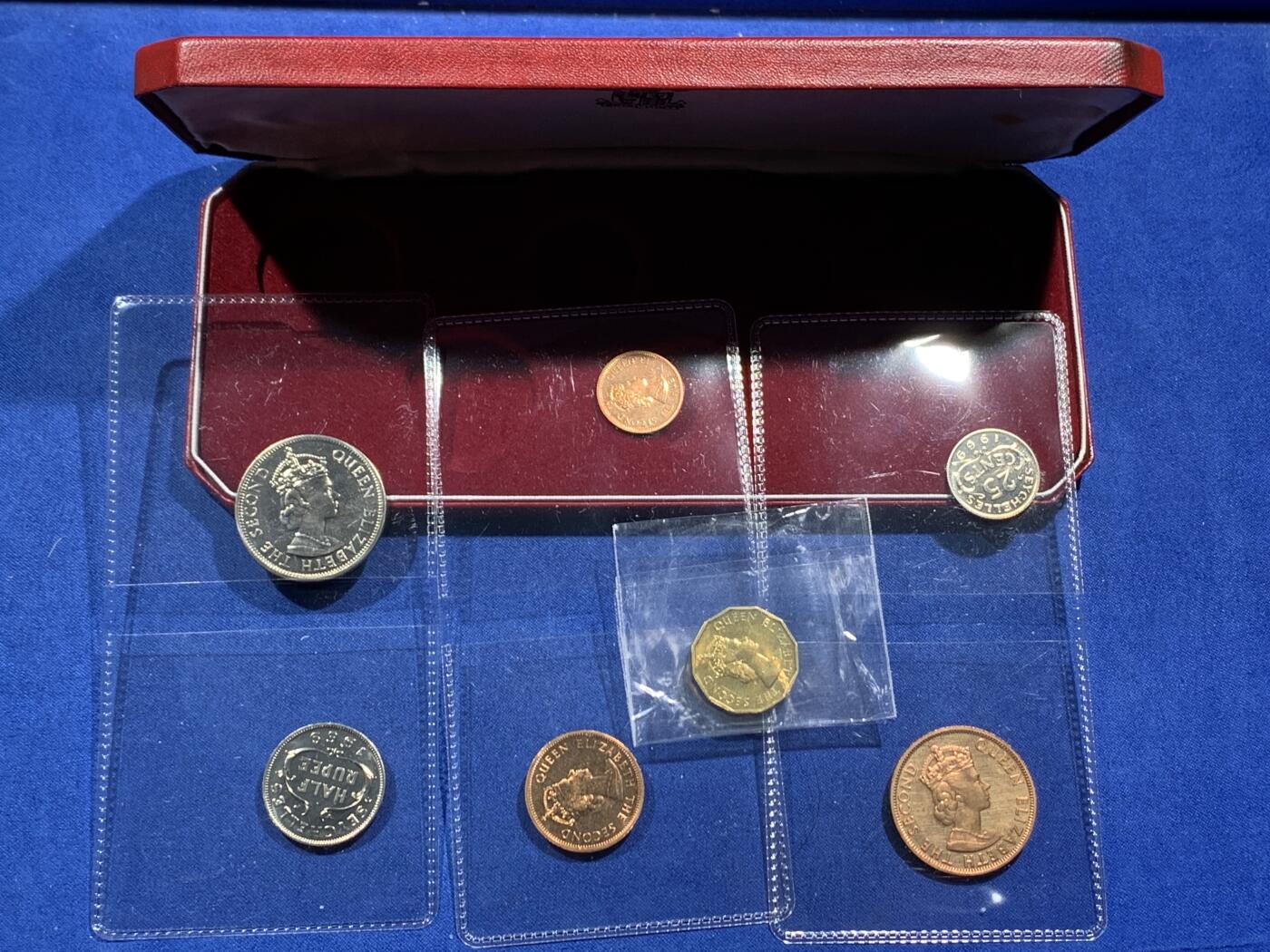 《竞宝斋》第377场 周日，周一 2场连拍 （全场包邮） 塞舌尔1969年伊二原盒精制套币 盒子保存得很不错 细节见图