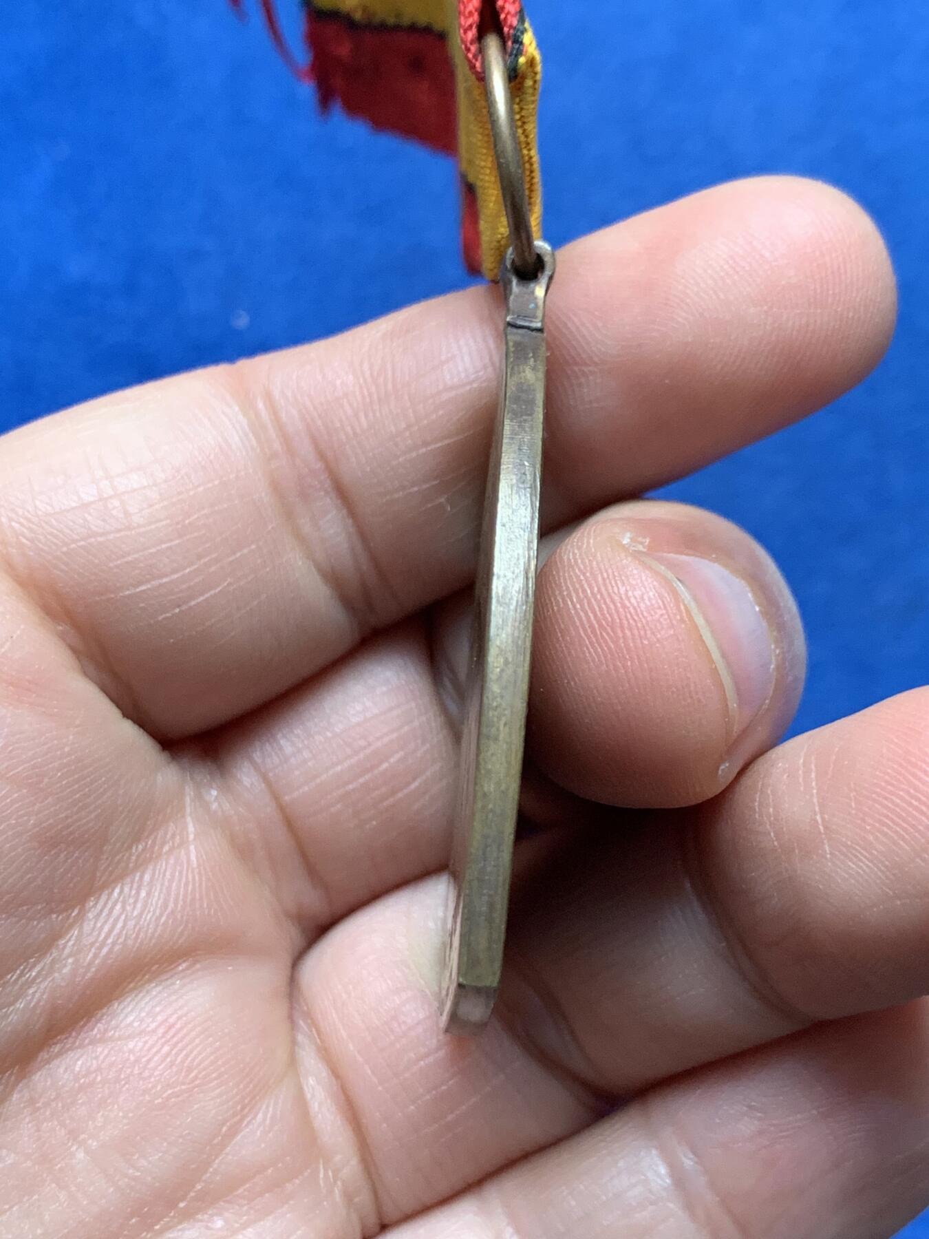 《竞宝斋》第377场 周日，周一 2场连拍 （全场包邮） 比利时一战参战铜质奖章 正面比利时国王阿尔贝一世，罕见带双勋条，据传材料为缴获的敌军火炮熔毁铸造，总重约25.8g。