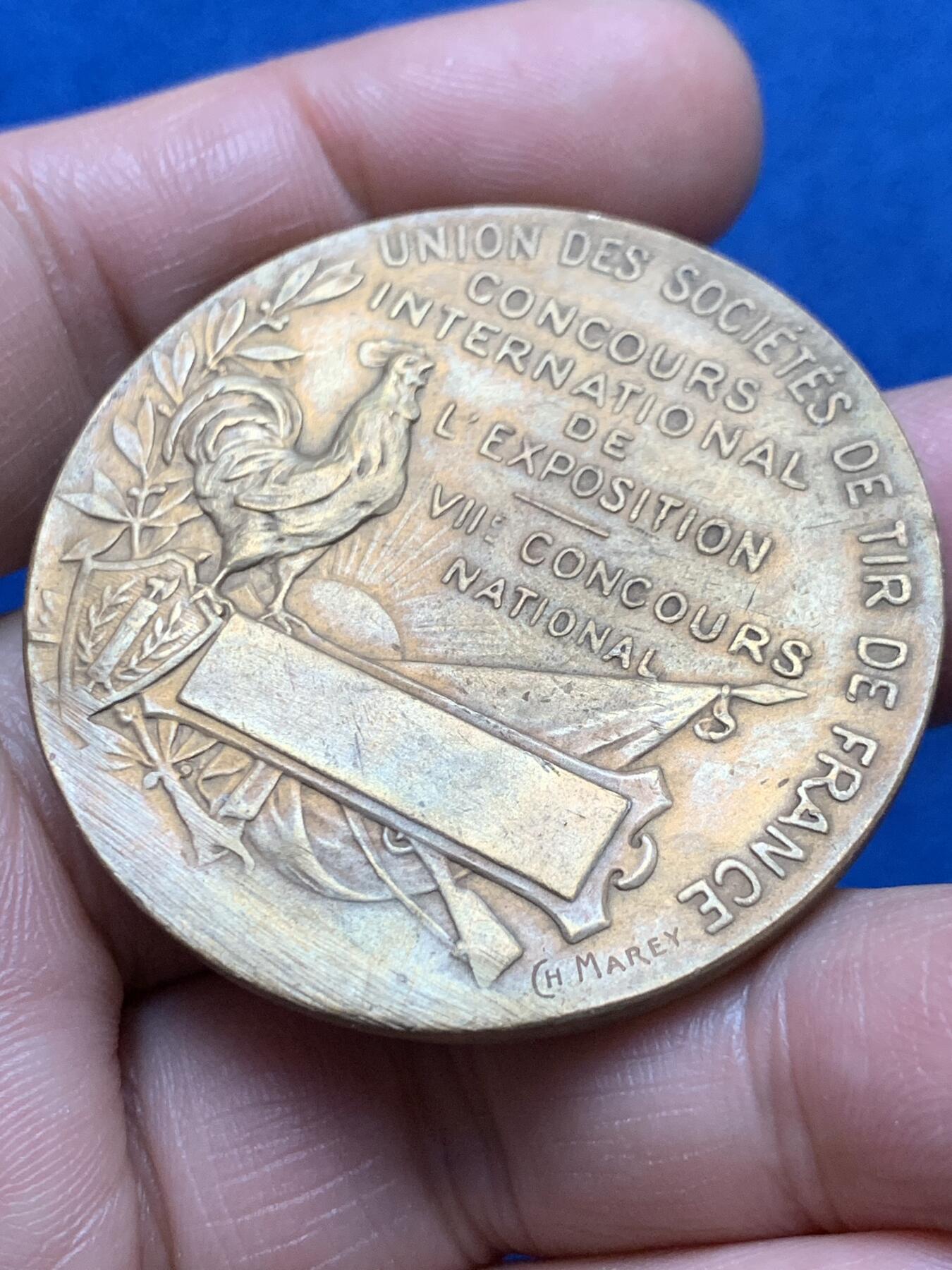 《竞宝斋》第377场 周日，周一 2场连拍 （全场包邮） 法国射击联盟铜章，背雄鸡日出旗帜纹章，少见，45.1g，44.7mm。