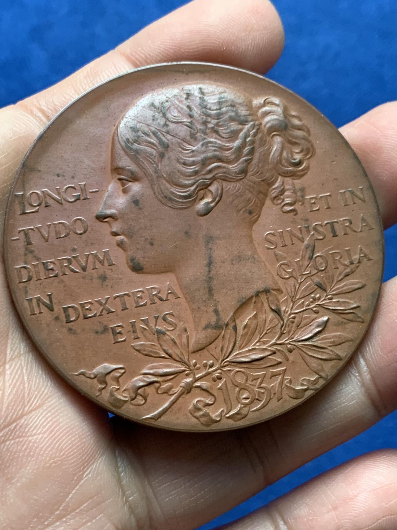 《竞宝斋》第377场 周日，周一 2场连拍 （全场包邮） 1897年英国维多利亚登基60周年铜章，原盒，55mm，75克。