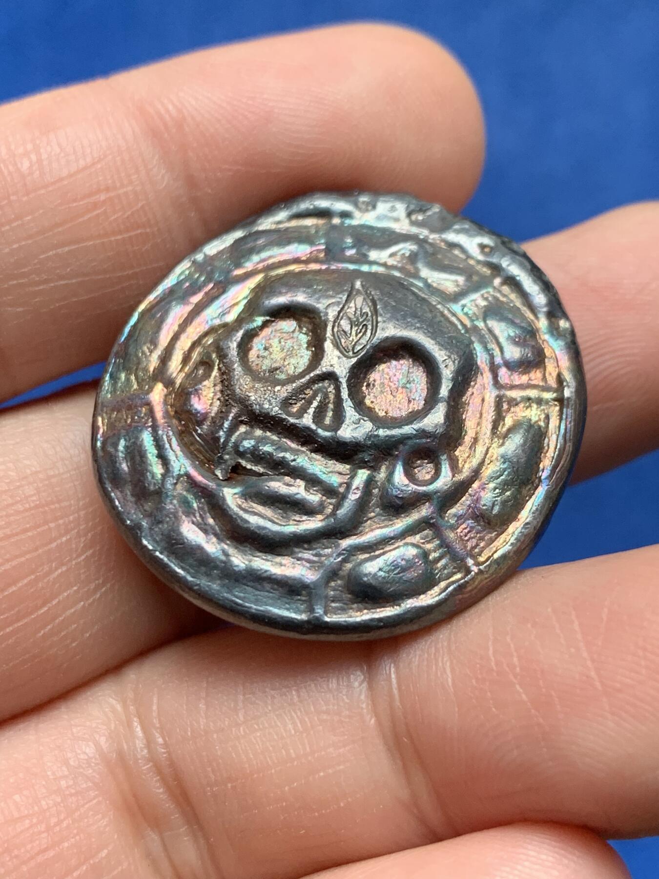 《竞宝斋》第377场 周日，周一 2场连拍 （全场包邮） 英国 2000S BYB 骷髅 999银 五彩银锭，非常少见的品种。英国很受欢迎的贵金属生产商，曾经在美国地区也比较受欢迎，现早已停产，非常难买到了。可做贵金属投资，可做吊坠配饰，炫酷无比。30.5*8.4mm，44.45g。