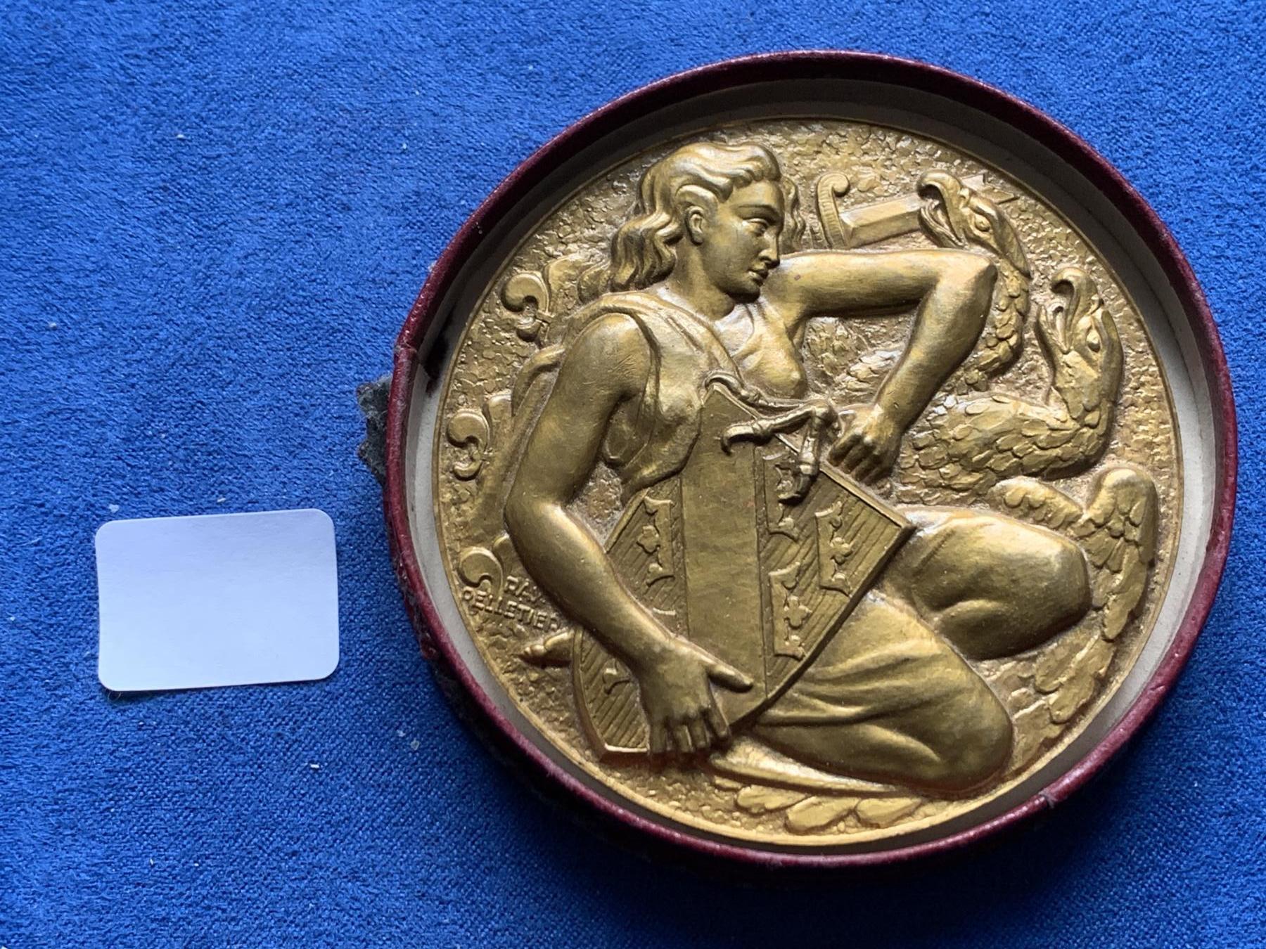 《竞宝斋》第377场 周日，周一 2场连拍 （全场包邮） 1948年阿尔萨斯地区并入法国300周年纪念高浮雕大铜章 正面法兰西女神从双头鹰(代表神圣罗马帝国)爪下夺回阿尔萨斯的盾徽 稀有 197.8克 68mm 带盒 细节见图