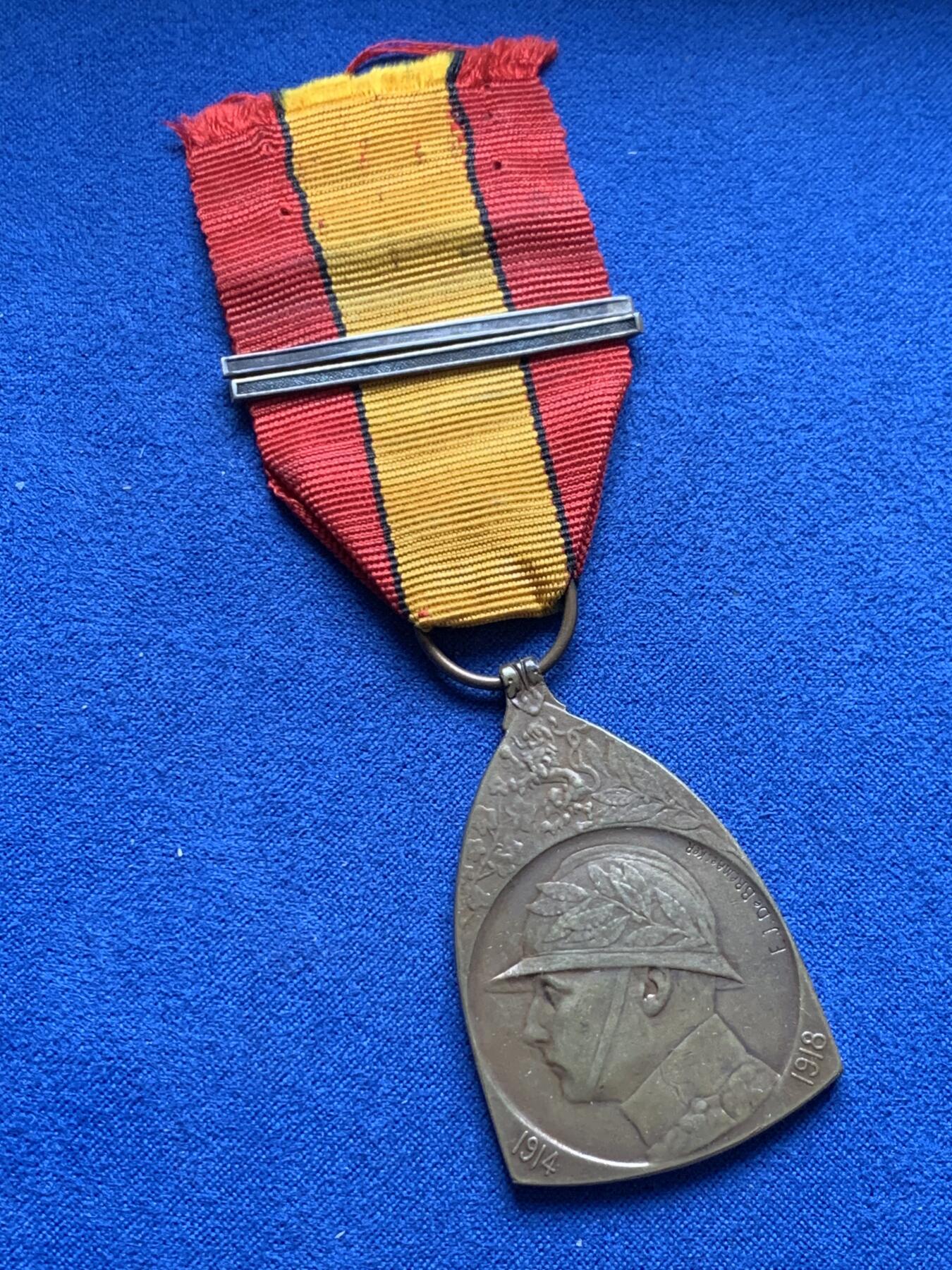 《竞宝斋》第377场 周日，周一 2场连拍 （全场包邮） 比利时一战参战铜质奖章 正面比利时国王阿尔贝一世，罕见带双勋条，据传材料为缴获的敌军火炮熔毁铸造，总重约25.8g。