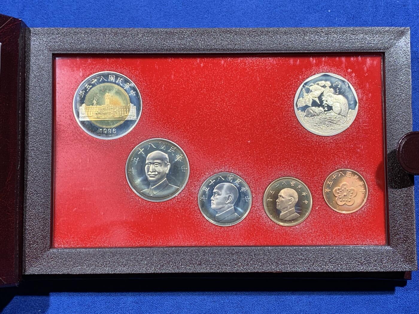 《竞宝斋》第377场 周日，周一 2场连拍 （全场包邮） 台湾省民国八十五年一轮生肖精致套币——鼠年  收藏投资必备品种