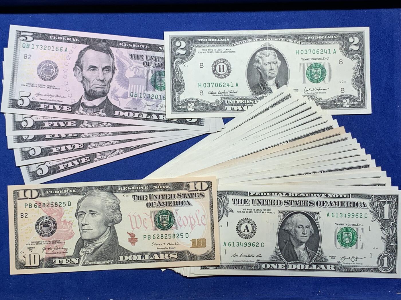 《竞宝斋》第377场 周日，周一 2场连拍 （全场包邮） 美元纸币一组 涵盖1-10面值 共计58美元 5元面值和10元面值均为全新品相 其余小面值大部分全新 少量8-9品 整体品相很不错 美元汇率看涨 留些小面值纸币是不错的选择