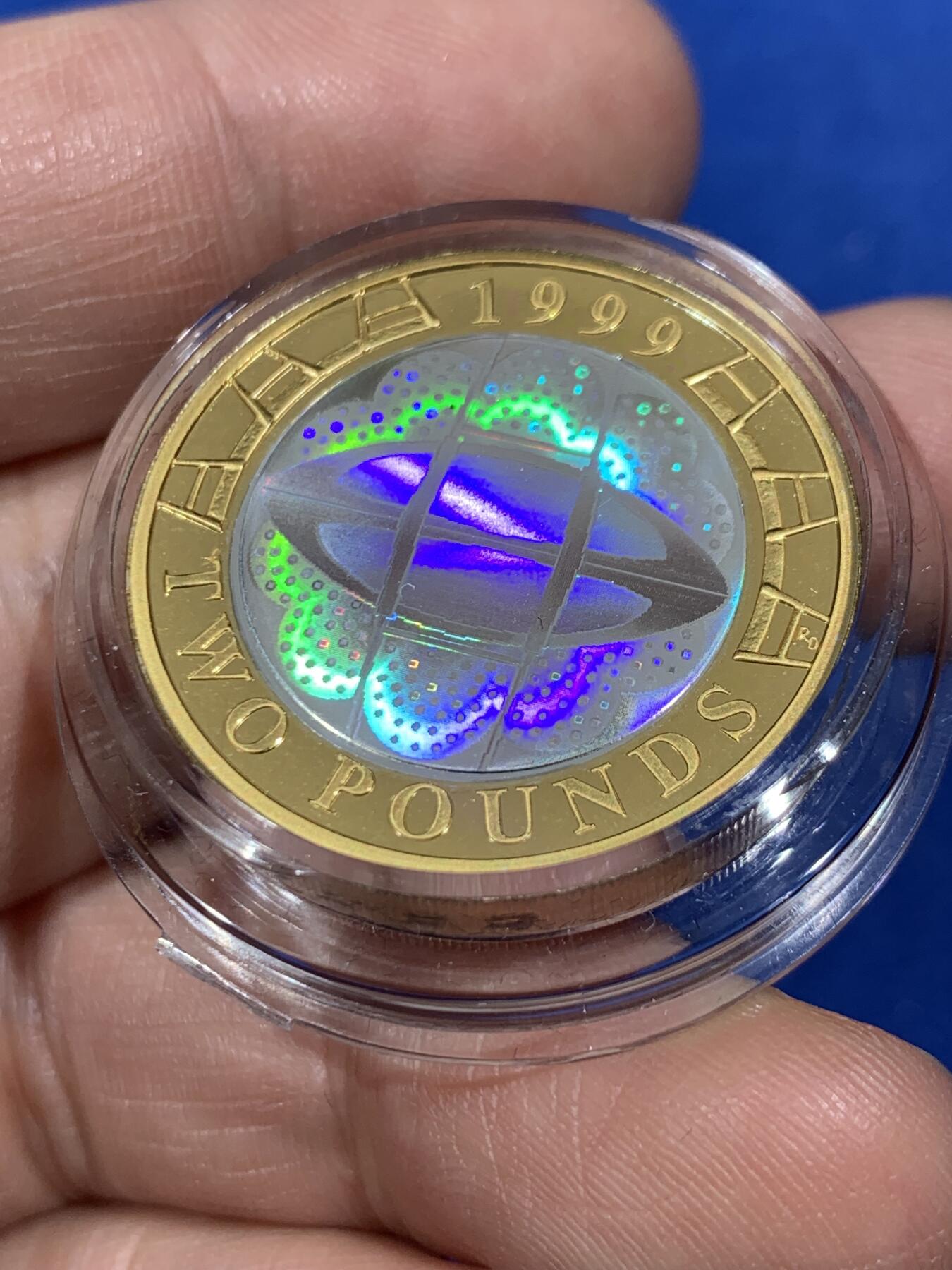 《竞宝斋》第377场 周日，周一 2场连拍 （全场包邮） 英国 1999年 橄榄球世界杯 2镑 加厚双色镶嵌镀金幻彩纪念银币 带盒证