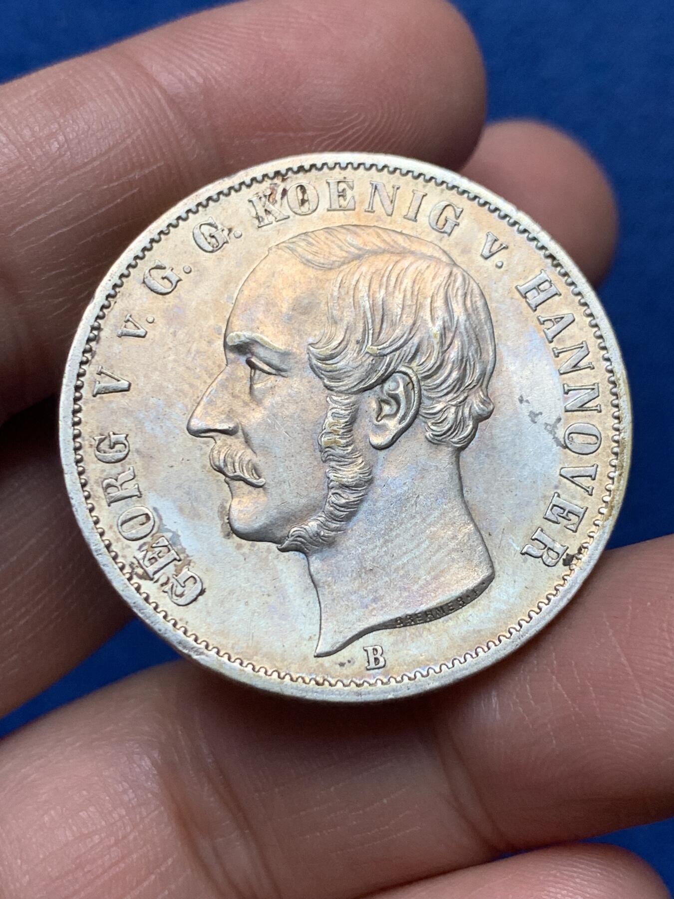 《竞宝斋》第377场 周日，周一 2场连拍 （全场包邮） 德国1854-B汉诺威王国1泰勒银币，乔治五世，重22克！背面有一处缺铸，品相佳，淡黄油彩。