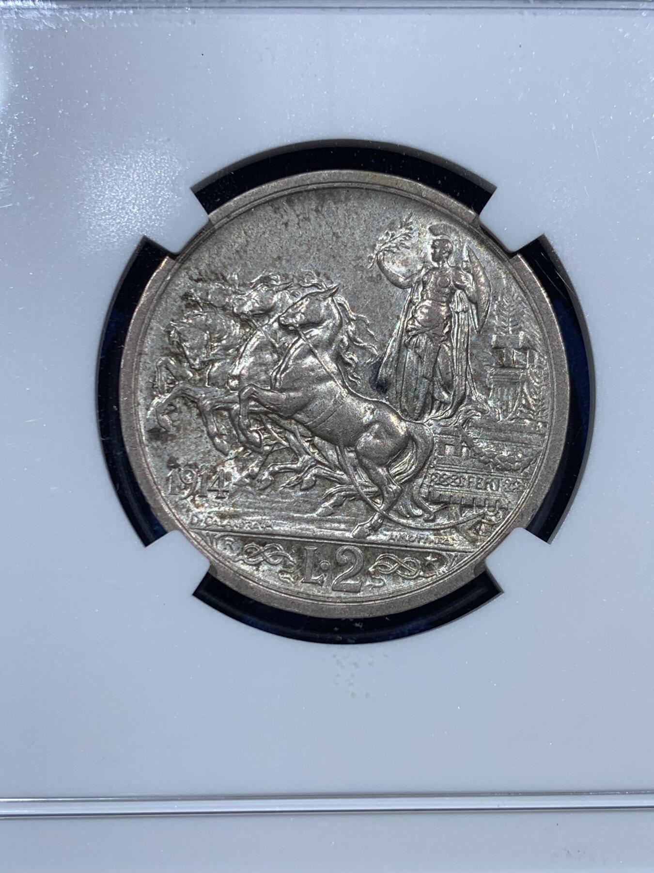 《竞宝斋》第377场 周日，周一 2场连拍 （全场包邮） NGC MS62 意大利伊曼纽尔三世1914年女神马车2里拉银币 浮雕立体感强 经典品种 原味老包浆 状态不错