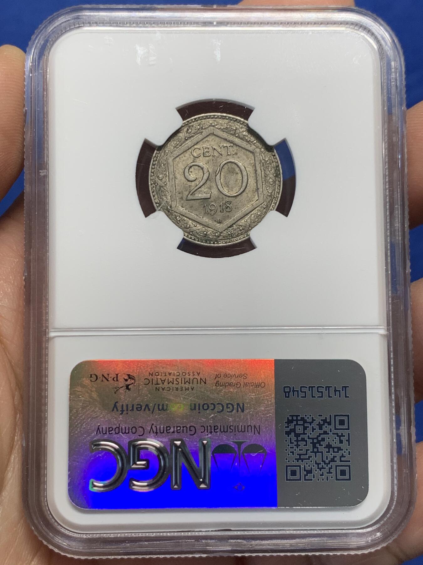 《竞宝斋》第377场 周日，周一 2场连拍 （全场包邮） NGC MS62 意大利1918年20分 使用王国时期的1894年版20分作币坯，可见币坯痕迹。1919年模具是光边，1894版是齿边，所以有些样本可见边齿，因此衍生出了两种版别。