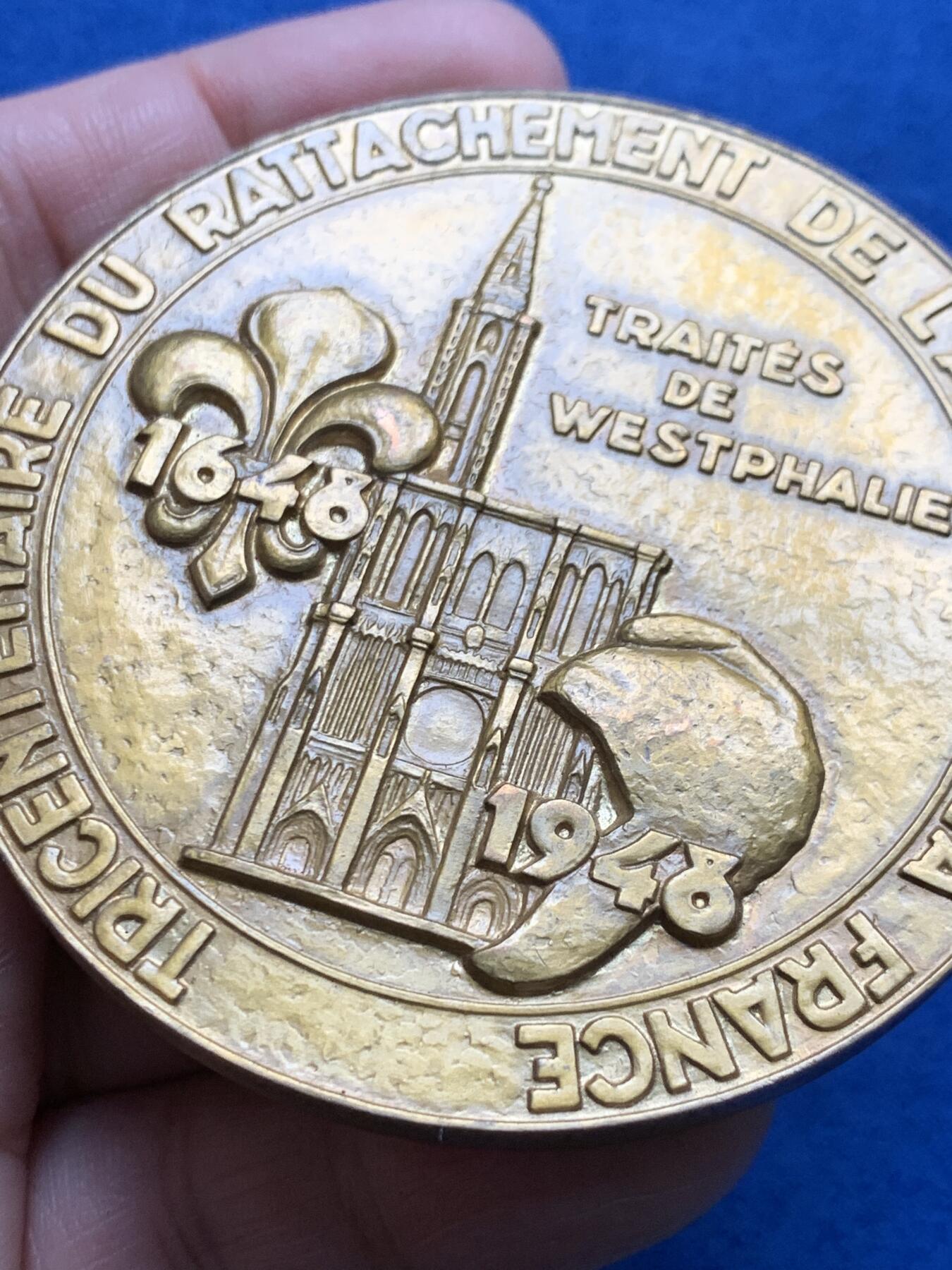 《竞宝斋》第377场 周日，周一 2场连拍 （全场包邮） 1948年阿尔萨斯地区并入法国300周年纪念高浮雕大铜章 正面法兰西女神从双头鹰(代表神圣罗马帝国)爪下夺回阿尔萨斯的盾徽 稀有 197.8克 68mm 带盒 细节见图