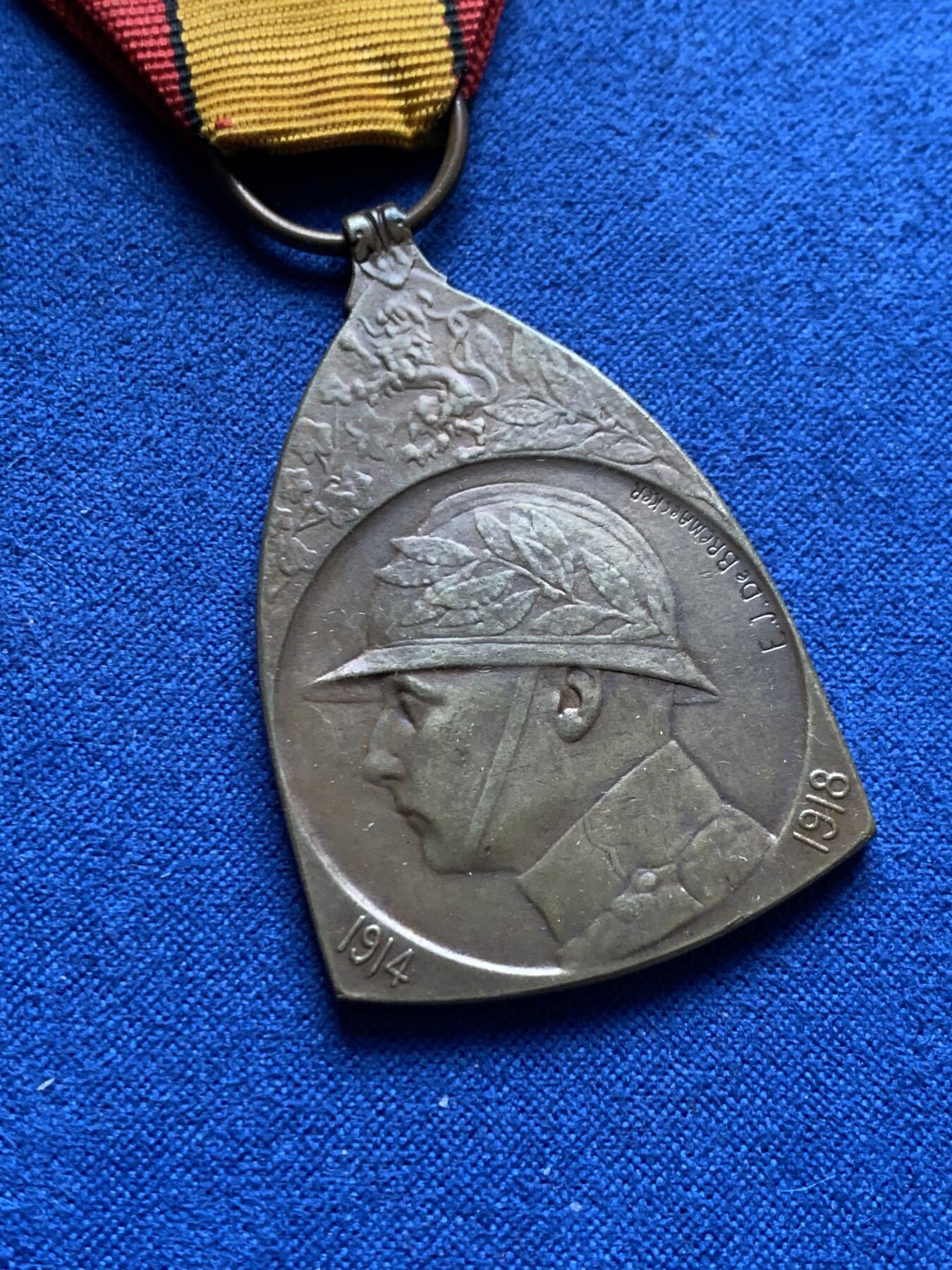 《竞宝斋》第377场 周日，周一 2场连拍 （全场包邮） 比利时一战参战铜质奖章 正面比利时国王阿尔贝一世，罕见带双勋条，据传材料为缴获的敌军火炮熔毁铸造，总重约25.8g。