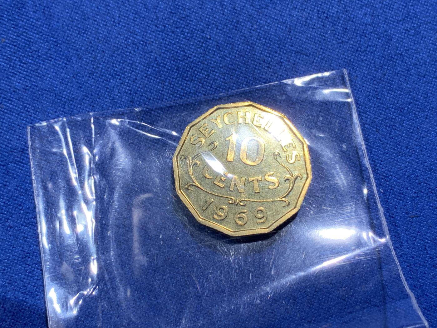 《竞宝斋》第377场 周日，周一 2场连拍 （全场包邮） 塞舌尔1969年伊二原盒精制套币 盒子保存得很不错 细节见图