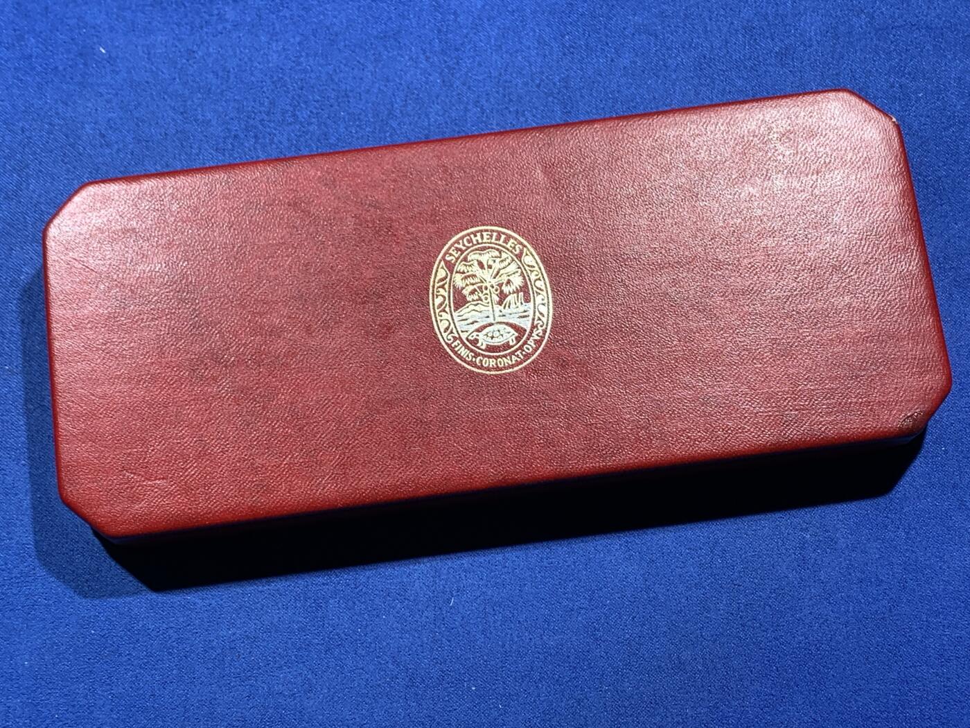 《竞宝斋》第377场 周日，周一 2场连拍 （全场包邮） 塞舌尔1969年伊二原盒精制套币 盒子保存得很不错 细节见图