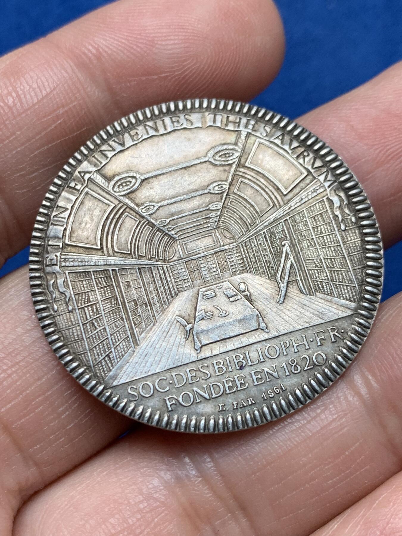 《竞宝斋》第377场 周日，周一 2场连拍 （全场包邮） 法国1861年国家图书馆纪念银章，正面馆长背面图书馆内景，细节好。11克，35mm，蜜蜂AR边铭