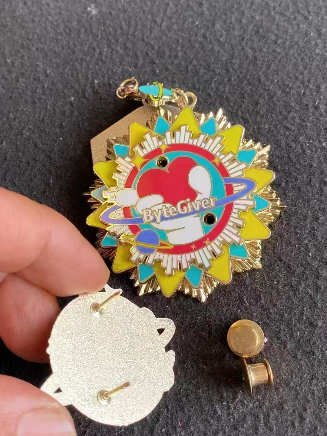 ~2020见疫勇为，抗击疫情。字节跳动奖章！国家红十字基金会制发，可颈戴挂戴胸戴3种佩戴方式。 ~4层工艺，锌合金材质，仿珐琅填色，当年设计制作够费劲了！